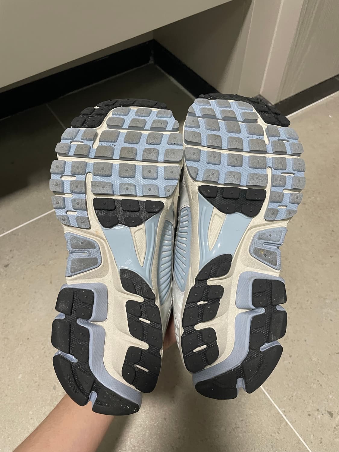 나이키 줌 보메로5 플래티넘 틴트블랙 (245) 상품이미지5