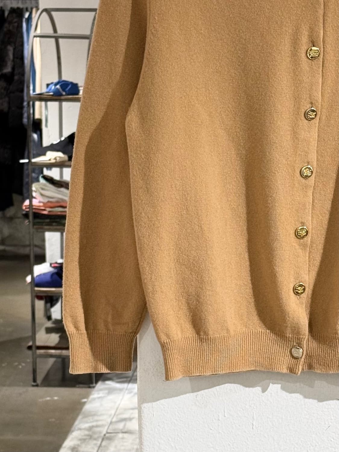 버버리 베이지 램스울 골드 버튼 니트 가디건 상품이미지4