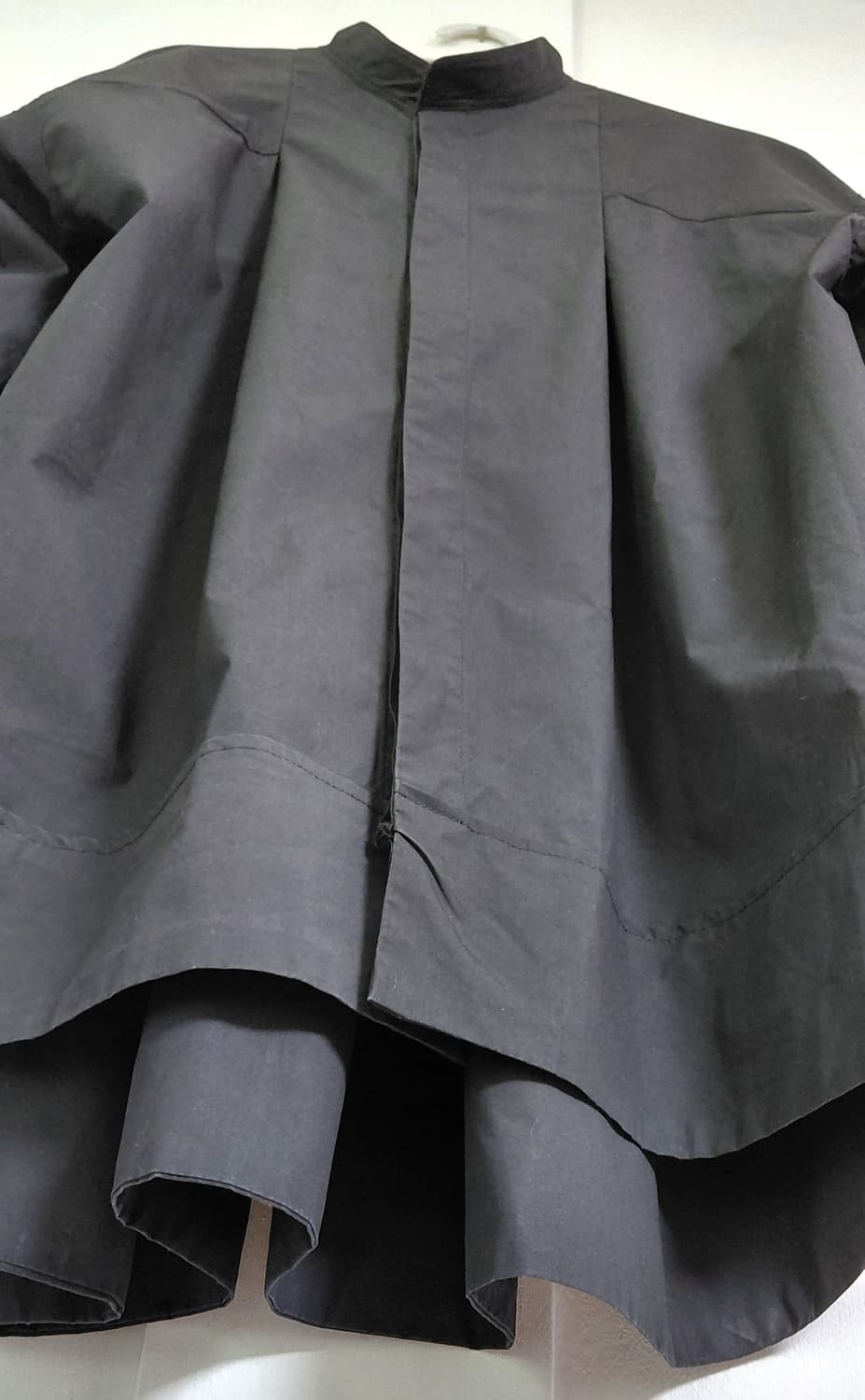 [정품] OMNES Supremo 밴드칼라 볼륨 소매 셔츠 원피스-블랙 상품이미지4