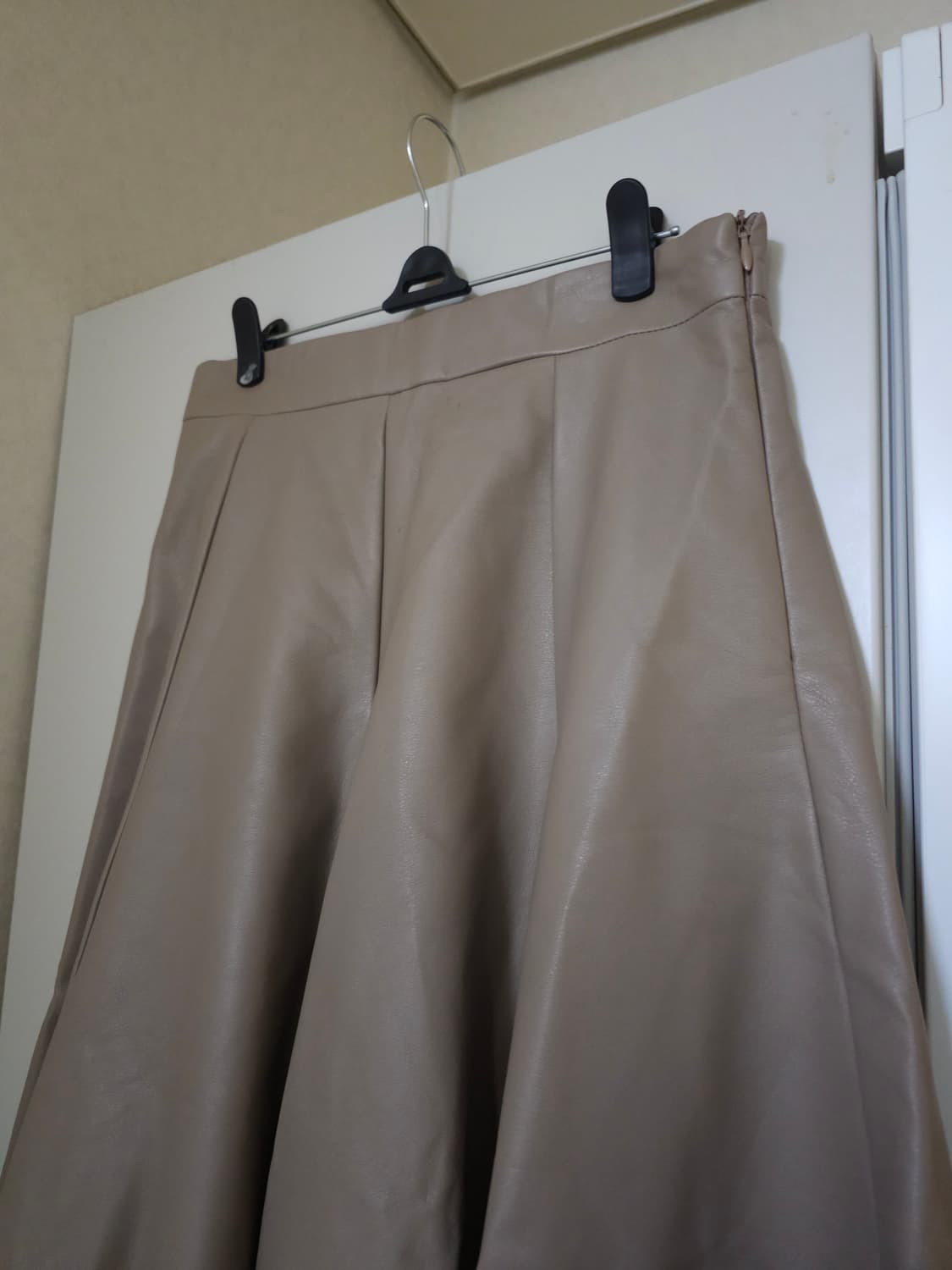 새상품)yanthirteen 얀써틴 레더 플레어 롱스커트 상품이미지2