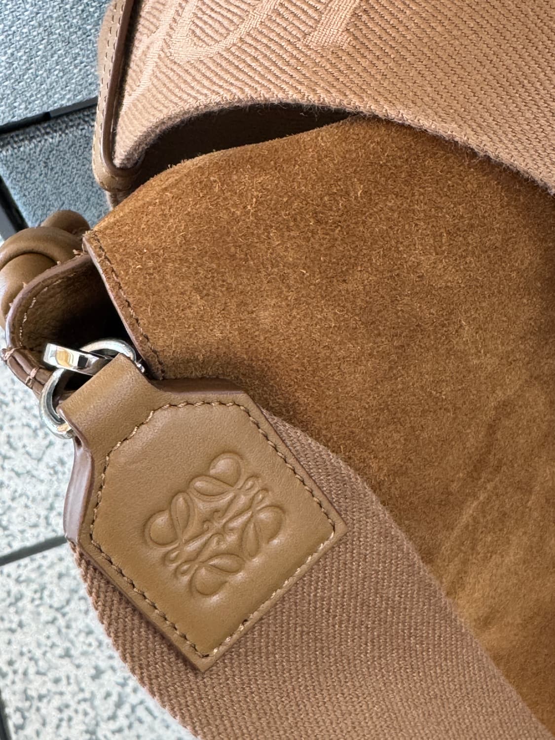 로에베 플라멩코 스웨이드 사첼백 상품이미지6