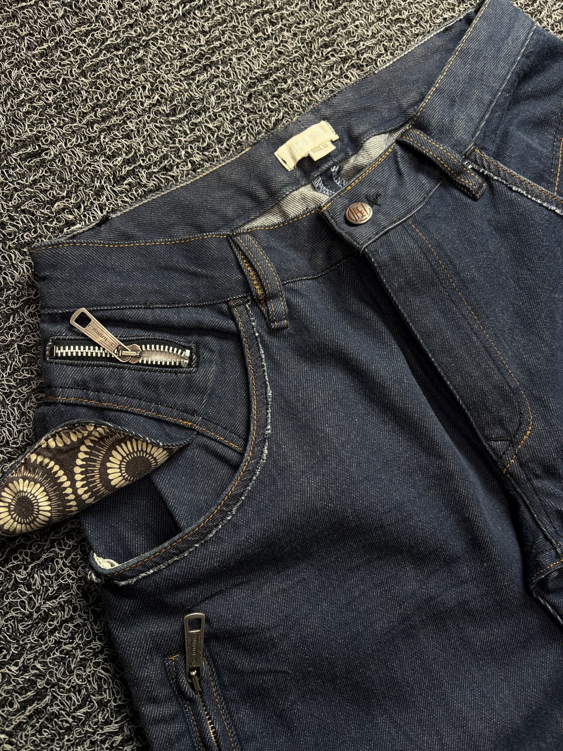 디젤 아카이브 포켓 디테일 루즈 데님 팬츠 1704 상품이미지3