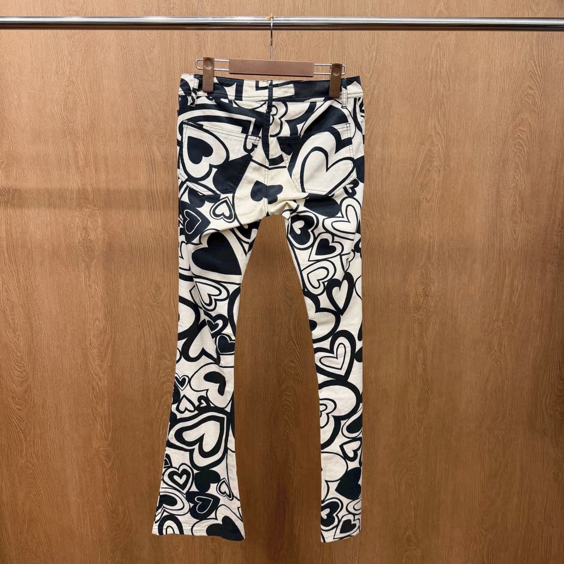 모스키노 진스 슬림 팬츠 올오버 하트 그래픽 프린트 디테일 화이트 블랙 상품이미지3
