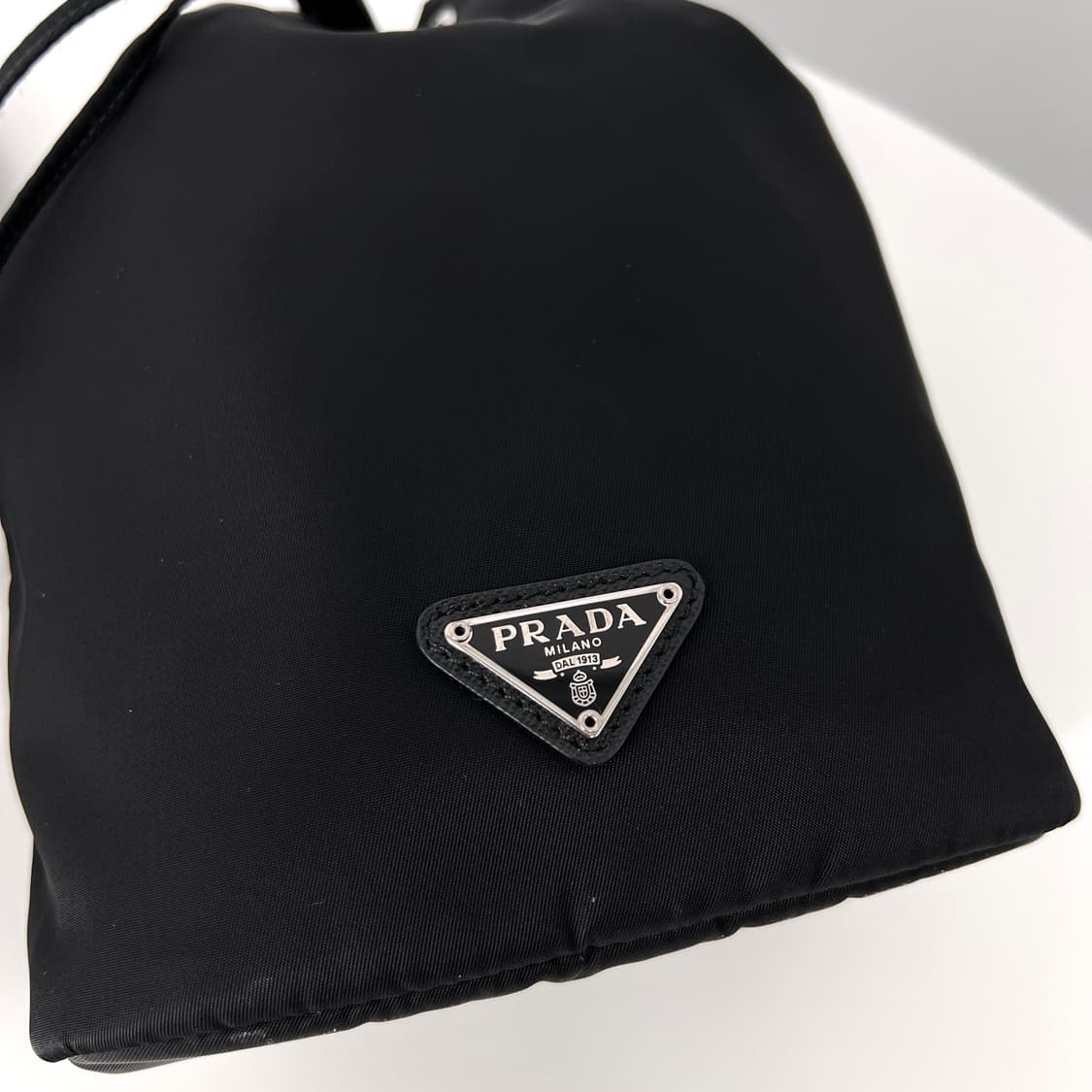 프라다 나일론 버킷 파우치 블랙 (1NS369) 상품이미지5