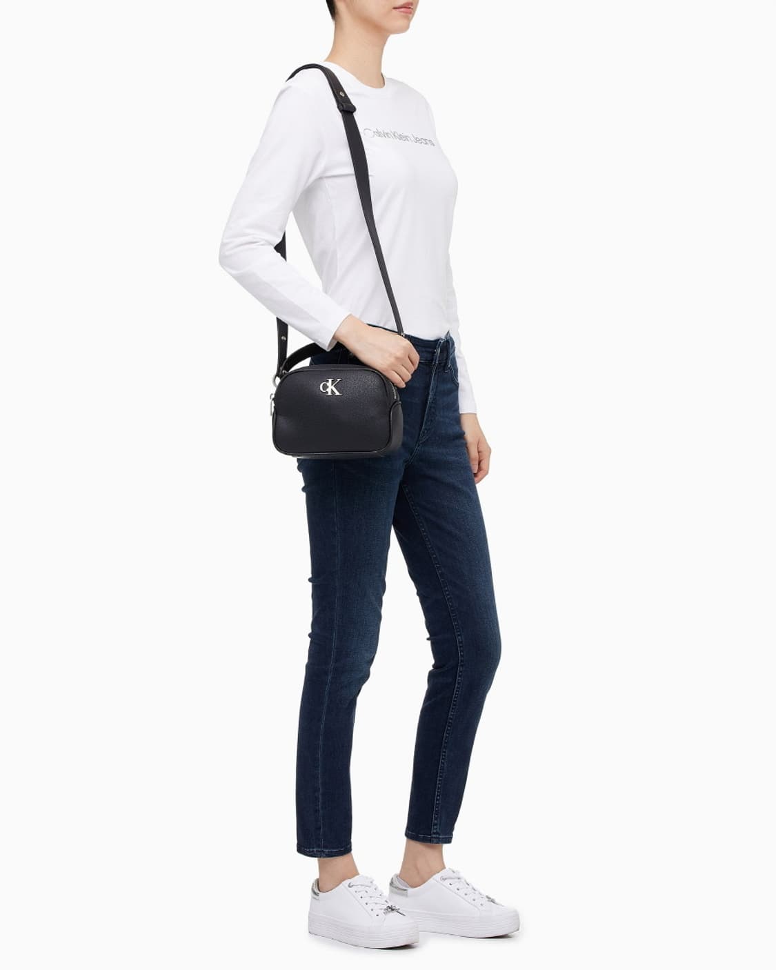 캘빈클라인 CK 텍스쳐 카메라백 크로스백 상품이미지3