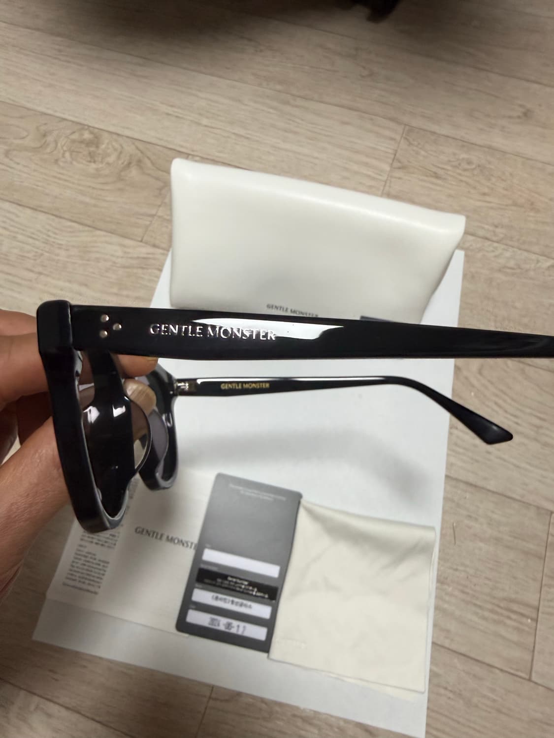 젠틀몬스터 제이드(01)팝니다. 상품이미지2