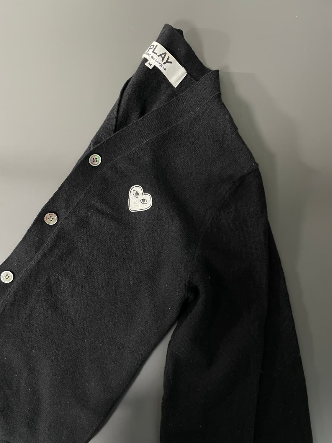 [M] 꼼데가르송 화이트 와펜 자수로고 울 가디건 상품이미지4