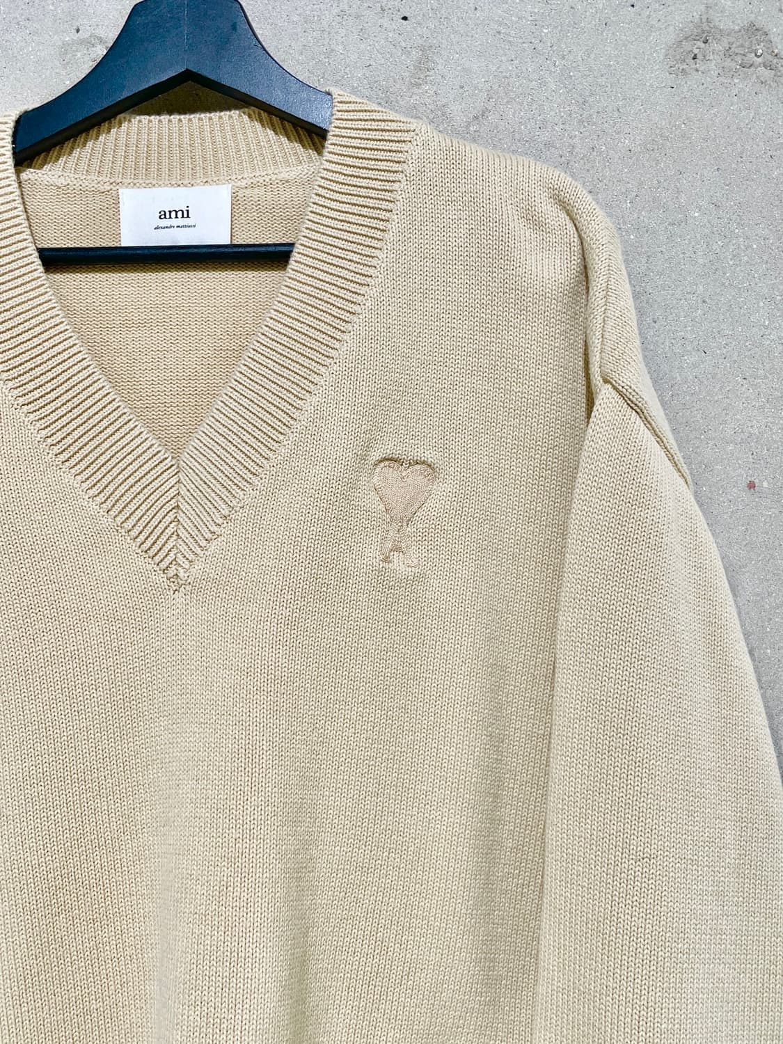 아미 베이지 하트 로고 V넥 스웨터 상품이미지3