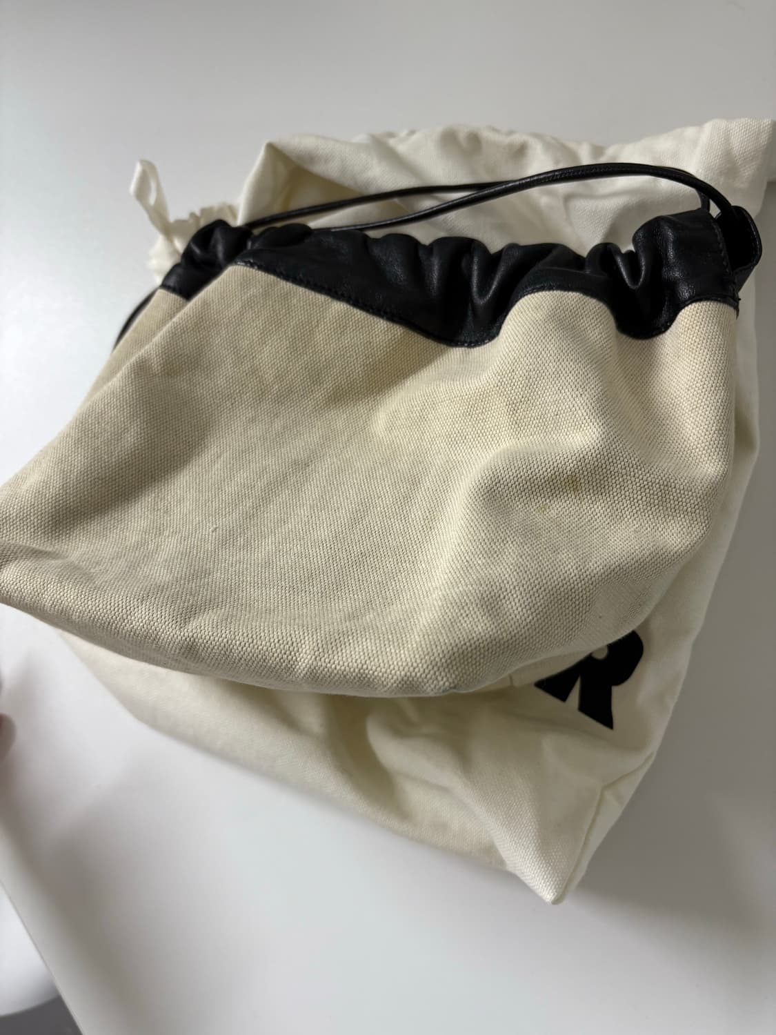 질샌더 드로우 스트링 캔버스 크로스바디 백 상품이미지7