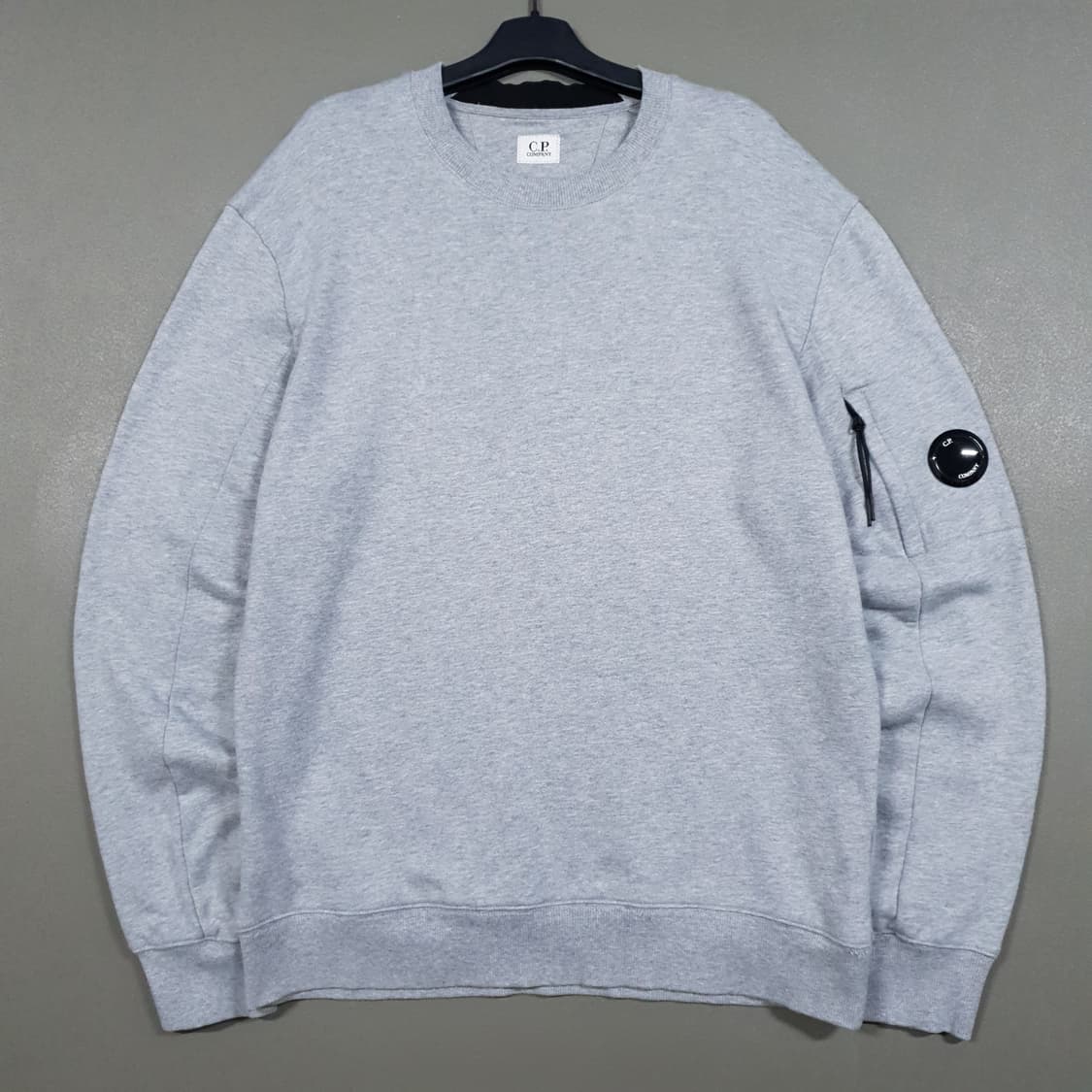씨피컴퍼니 신형 23FW 다이애그널 레이즈 렌즈 와펜 맨투맨 스웻셔츠 L 상품이미지1
