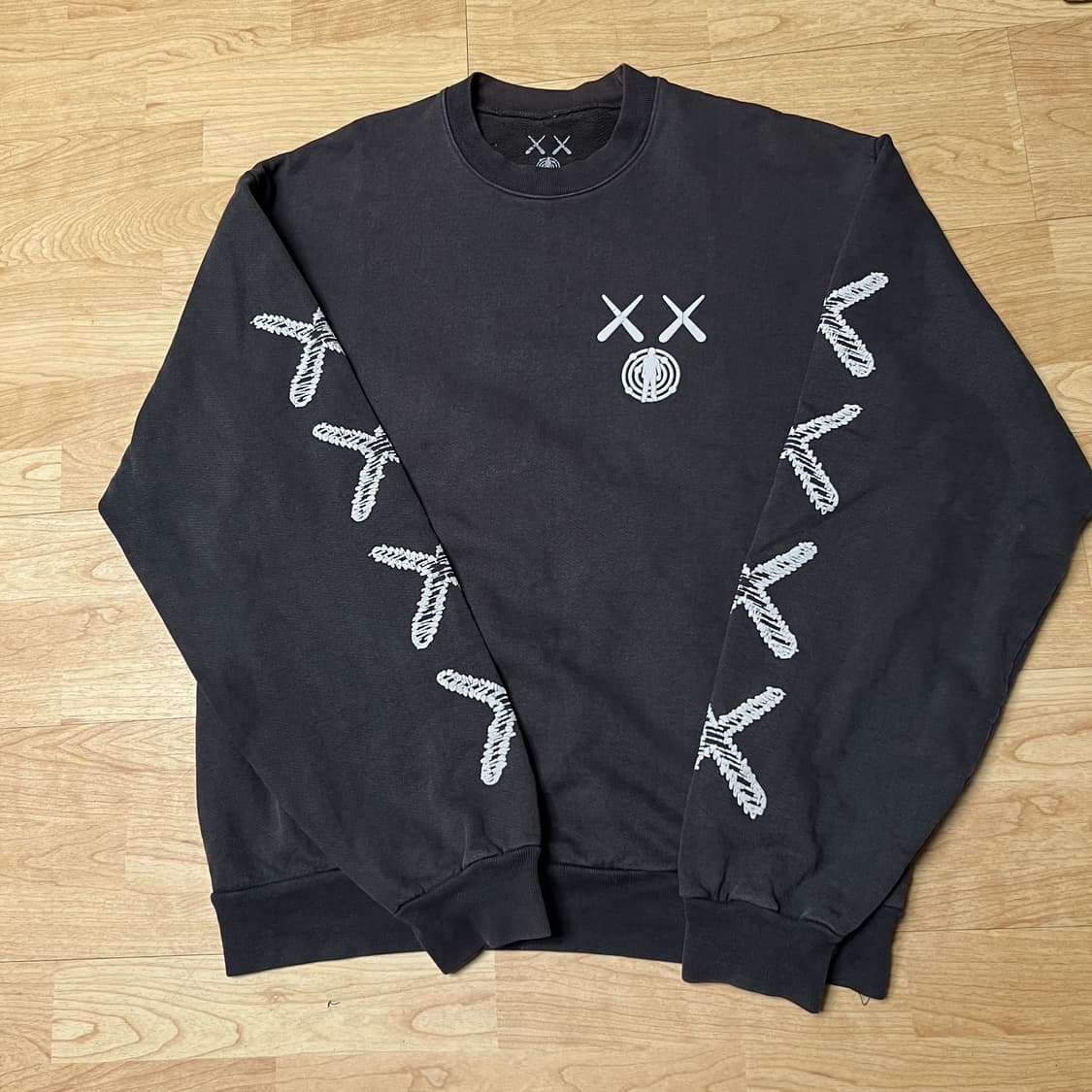 KAWS 카우스 맨투맨 L 사이즈 상품이미지5