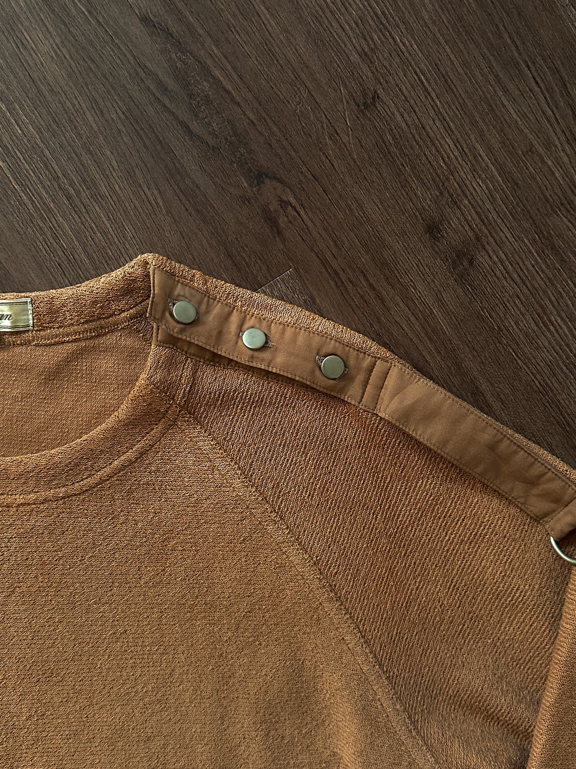 Leiliam 오프닝 숄더 디테일 스웻 셔츠 상품이미지9