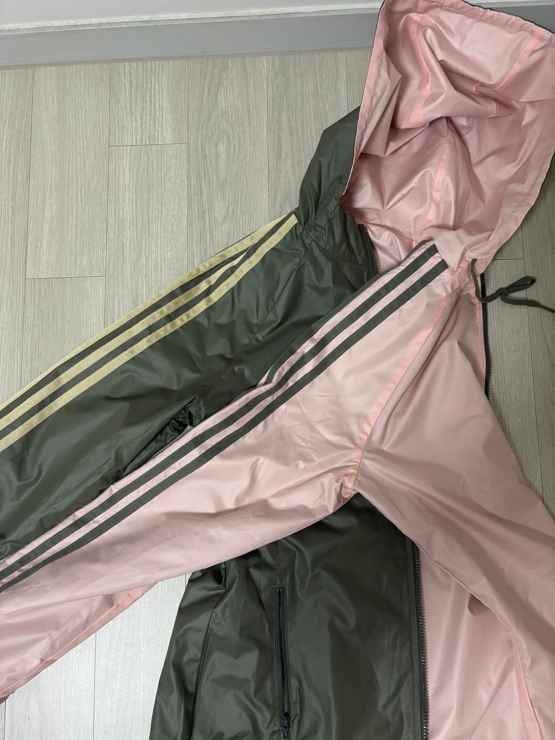 아디다스 핑크 카키 리버시블 바람막이 후드 상품이미지1