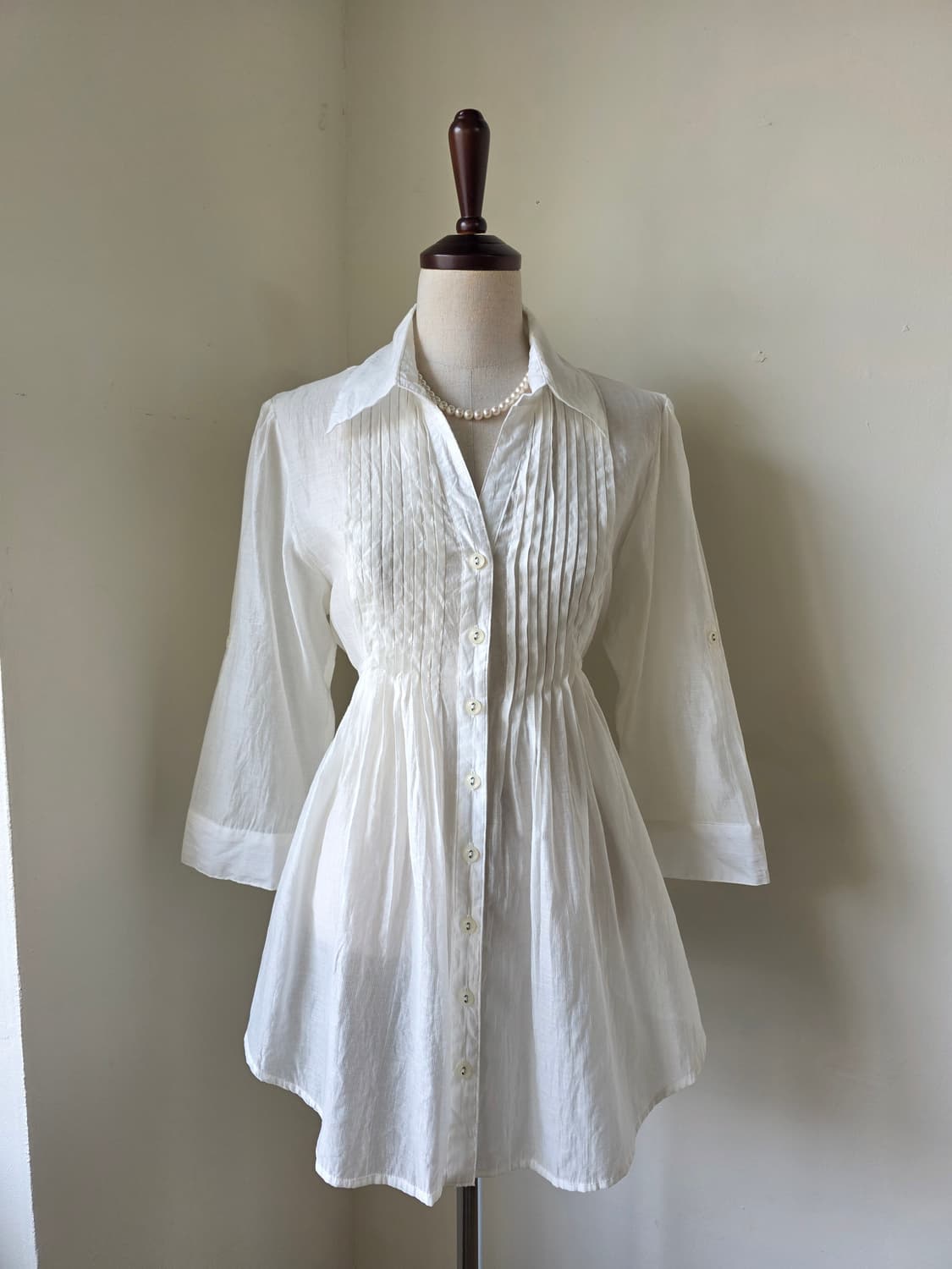 화이트 텐셀 핀턱 롤업 블라우스  상품이미지2