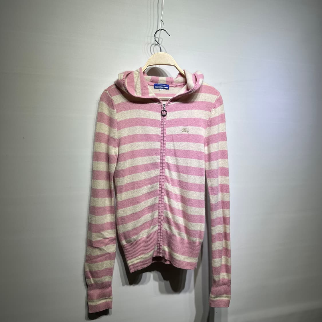 버버리 블루라벨 니트집업 판매합니다 상품이미지2