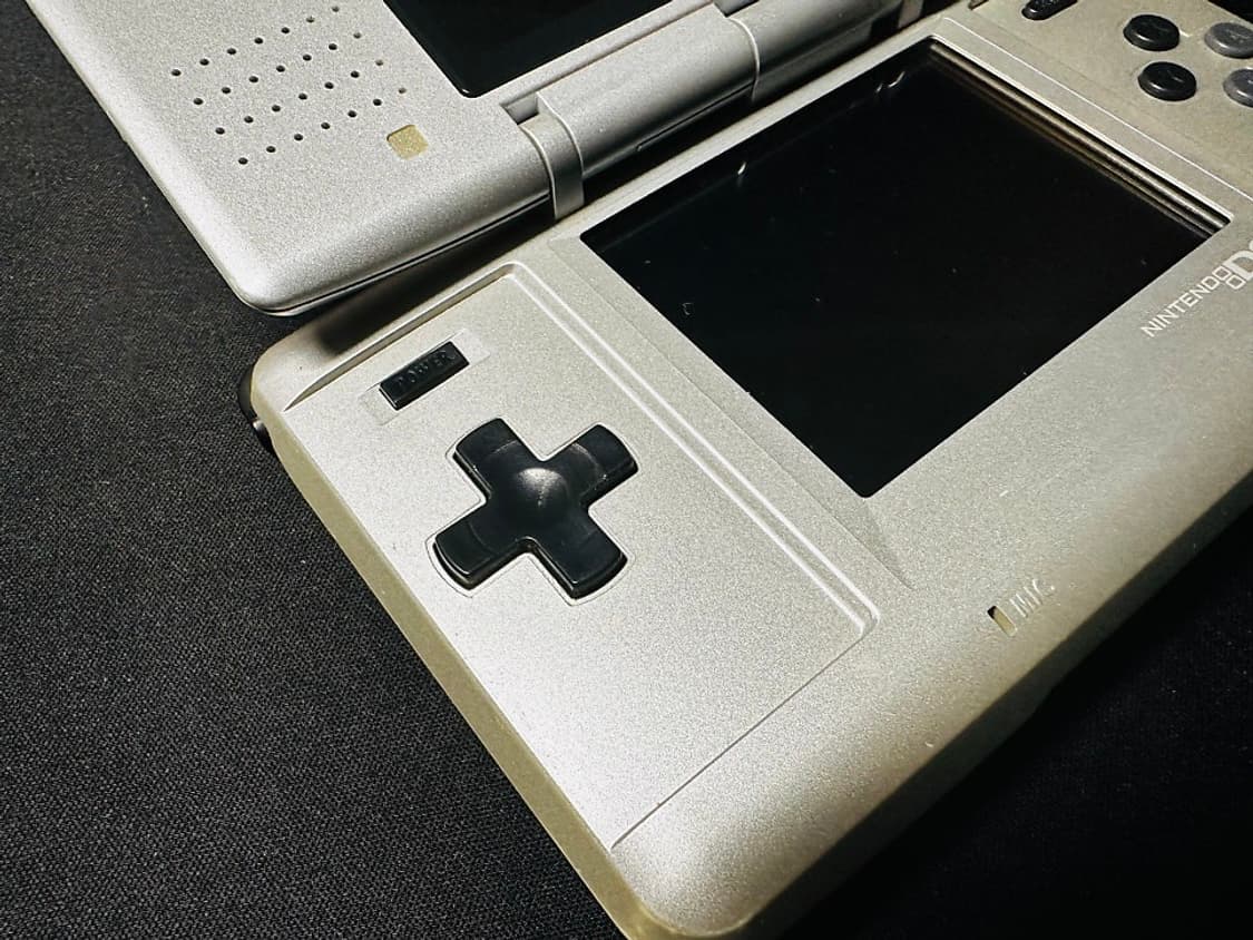 닌텐도 구형 DS 메탈릭 실버 + 충전기, 서비스 곽칩 2개 판매 상품이미지4