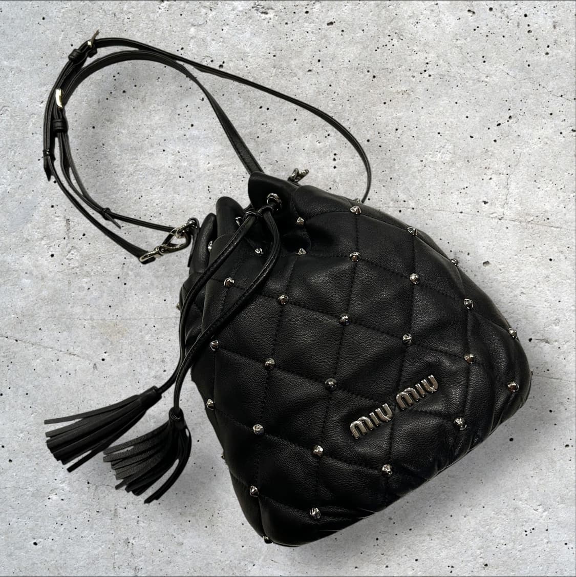 MIUMIU 미우미우 스터드 버킷백 가방 블랙 상품이미지1