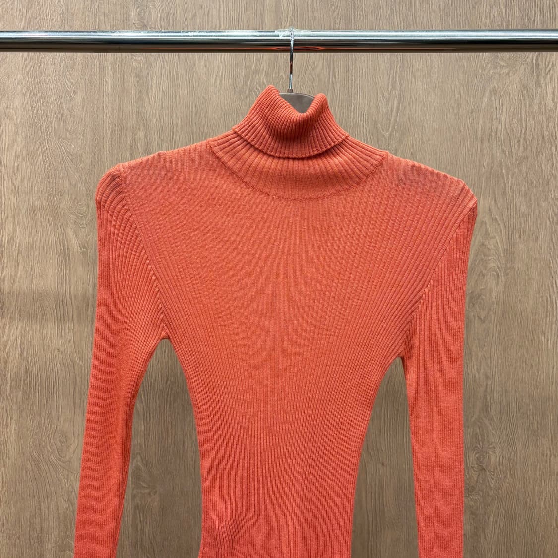 에르노 슬림핏 터틀넥 긴팔 니트 세로 리브 조직 내추럴 커팅 디테일 코랄 상품이미지4