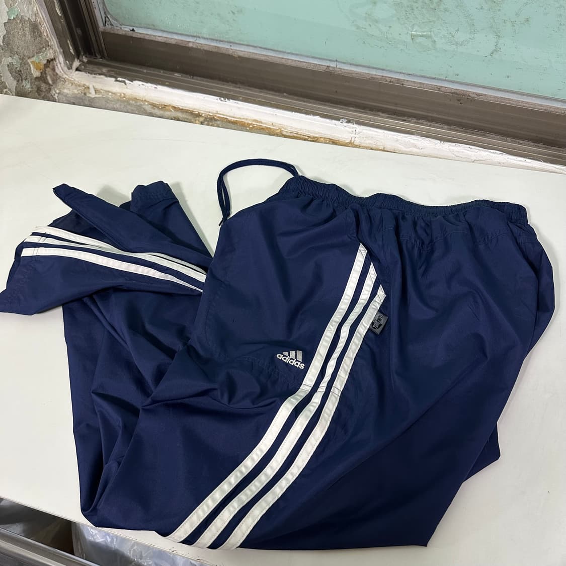 M 아디다스 네이비 삼선스트라이프 기본로고 바막재질 트랙팬츠 상품이미지2