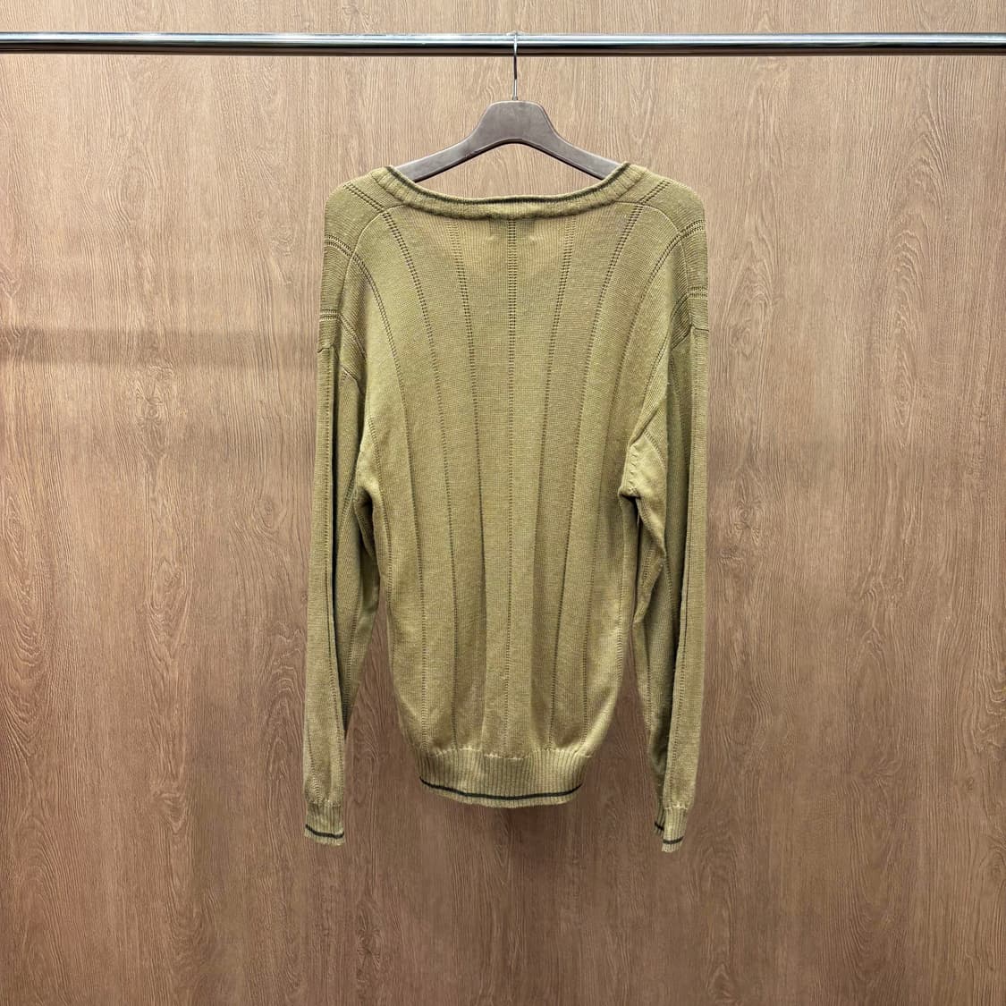 미쏘니 스포츠 브이넥 긴팔 니트 세로 립 패턴 로고 자수 디테일 베이지 상품이미지3