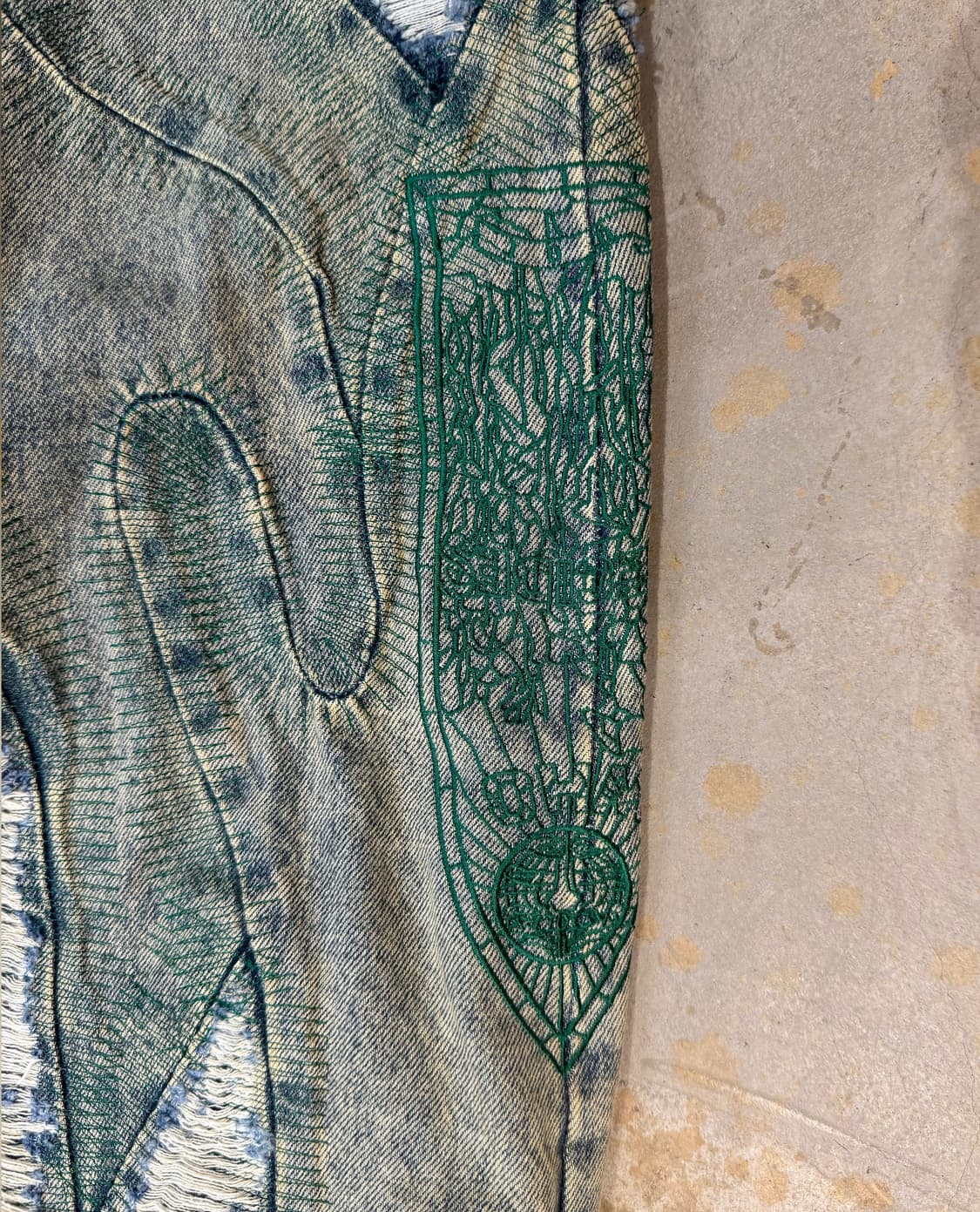 Who desides war embroidery jean 상품이미지9