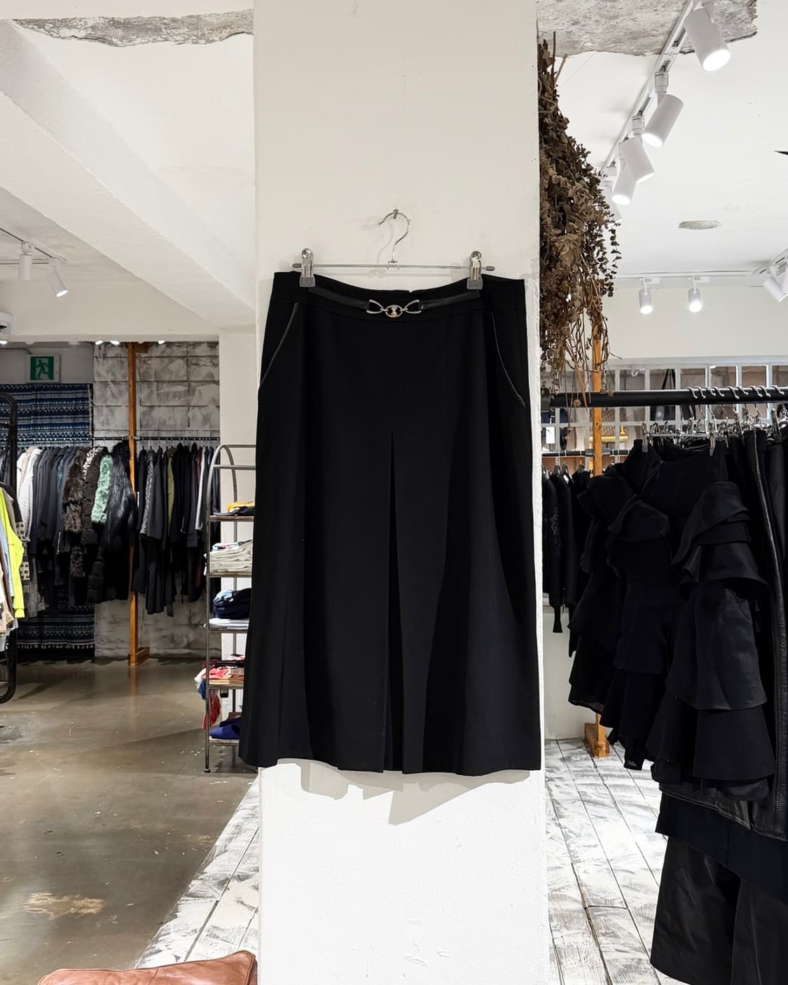 셀린느 블랙 금장 로고 울 미디스커트 상품이미지1