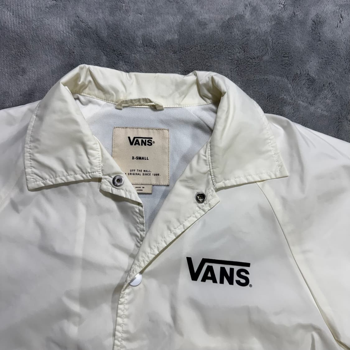 반스 아이보리 백 프린팅 코치자켓 상품이미지3