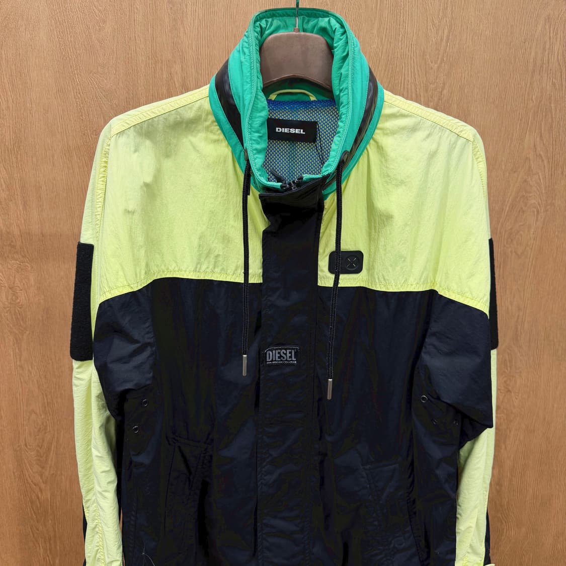 디젤 하이넥 윈드 브레이커 자켓 형광 배색 로고 벨크로 패치 디테일 블랙 상품이미지4