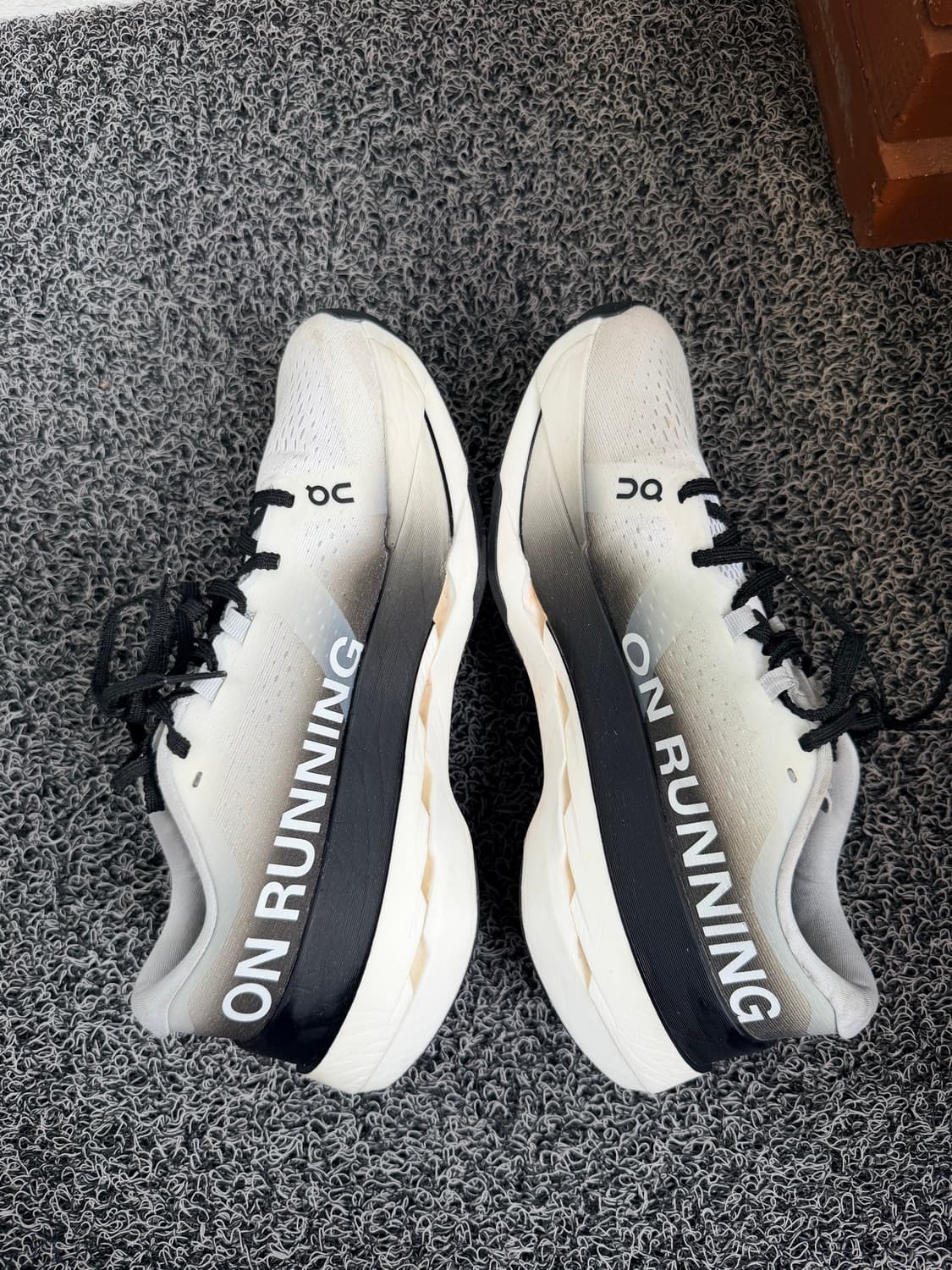 온러닝 클라우드붐 맥스 화이트 블랙 (On Running Cloudboo 상품이미지7