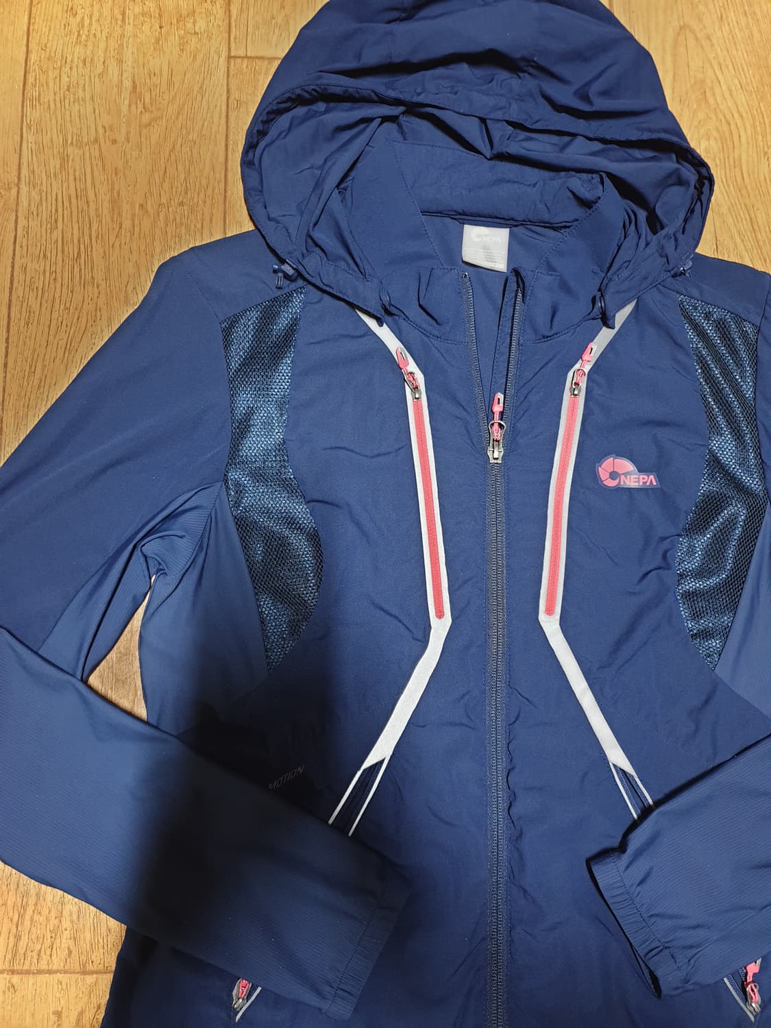 1058 네파 아웃도어 바람막이 90 사이즈입니다 상품이미지4