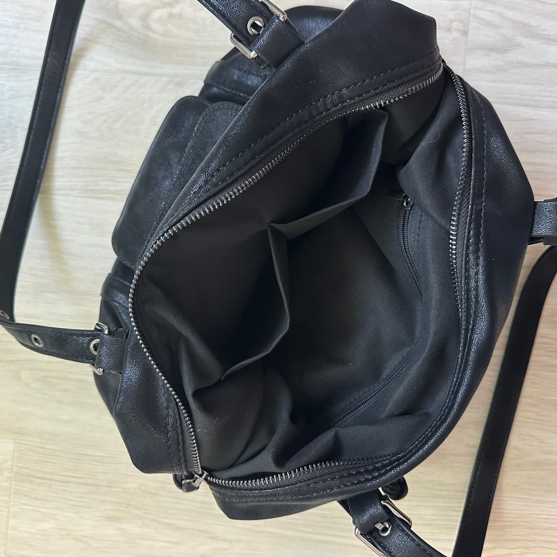 포켓 레더 숄더백 블랙 상품이미지3