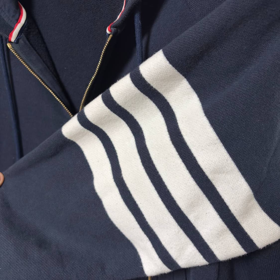 [5] 톰브라운 사선완장 후드집업 네이비 금장 상품이미지4