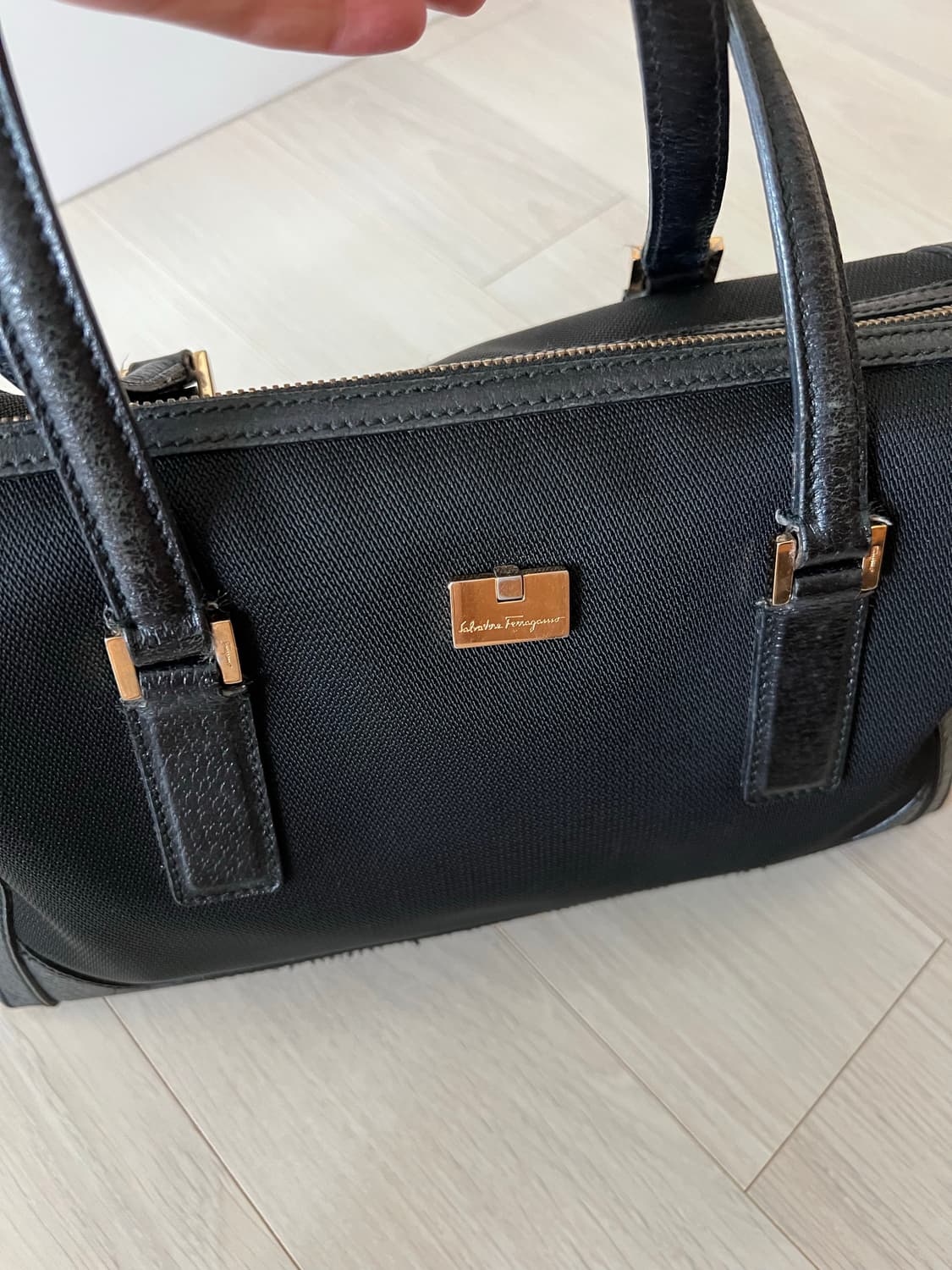  페라가모 블랙 캔버스 가죽 트림 핸드백 상품이미지4