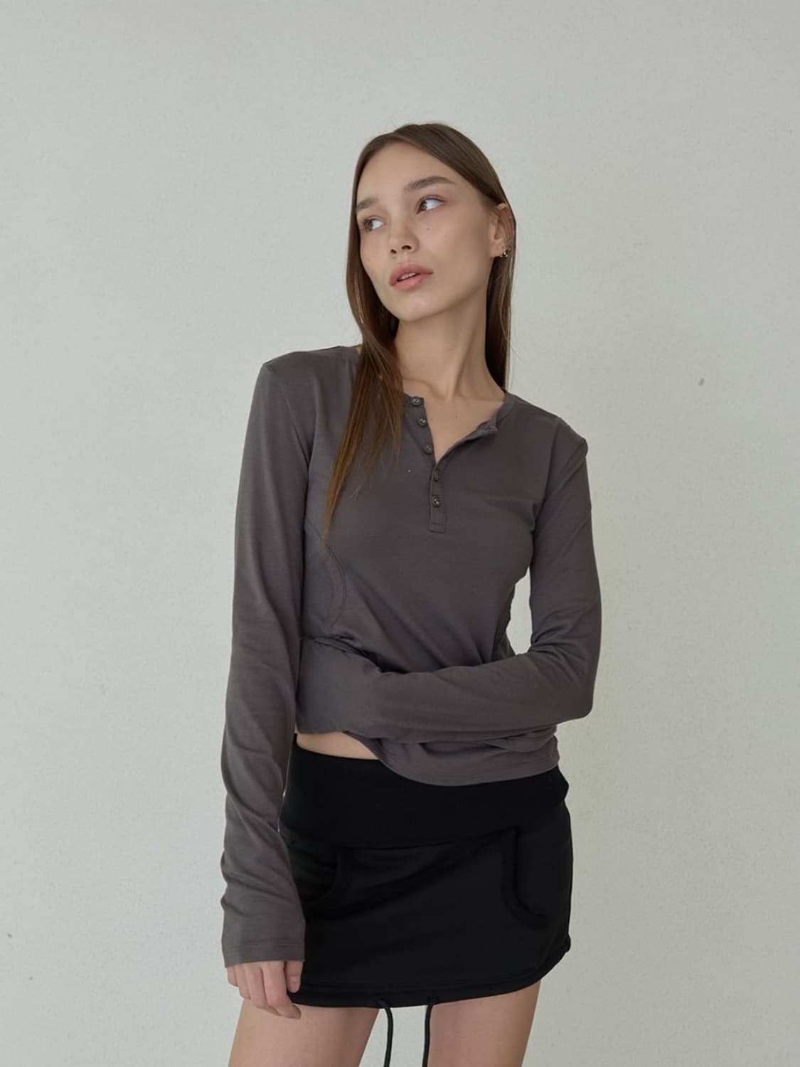 오데스 DOUBLE LAYER CUT_OUT TEE - CHARCOAL 상품이미지2