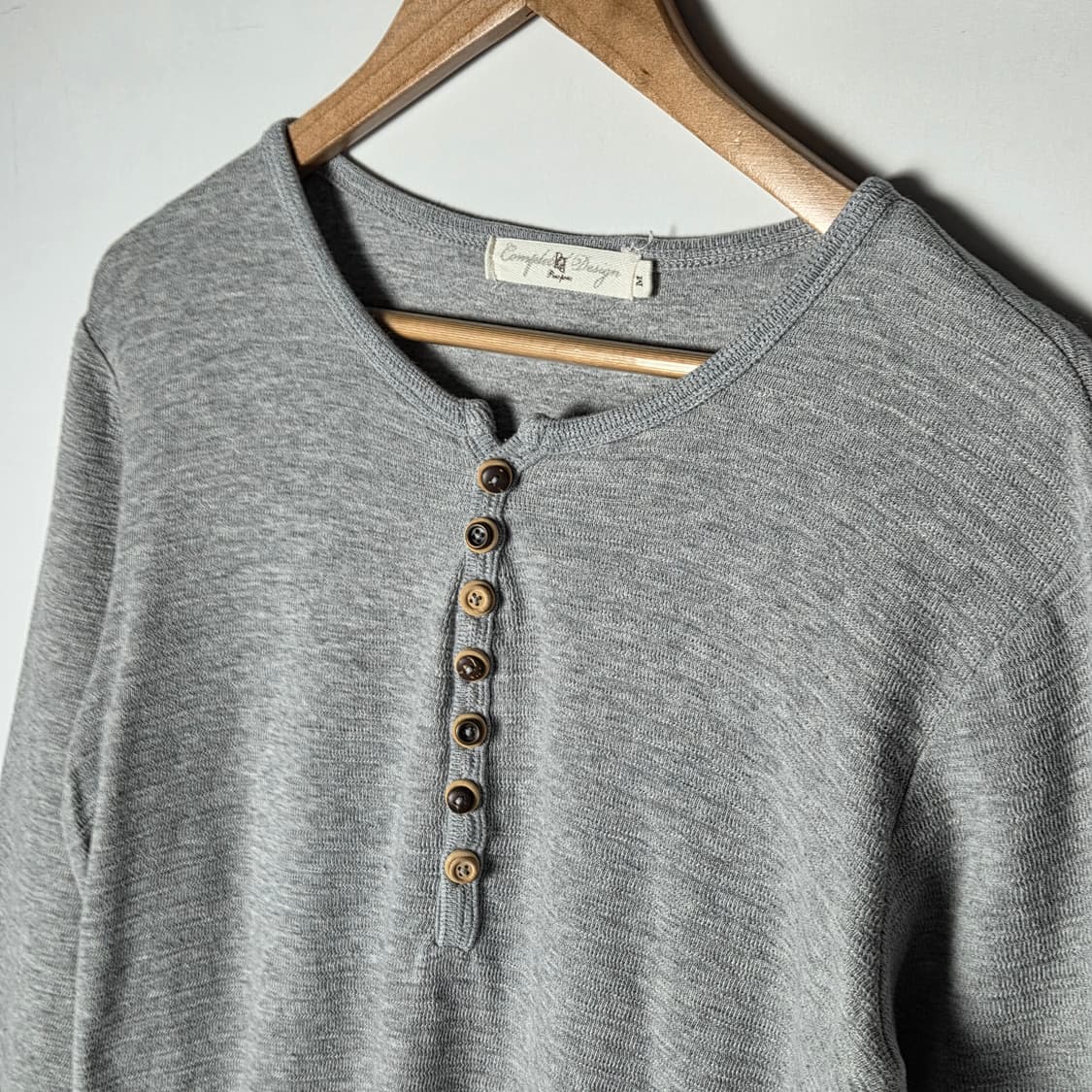 [JPN] 빈티지 우드버튼 디테일 헨리넥 롱슬리브 상품이미지3