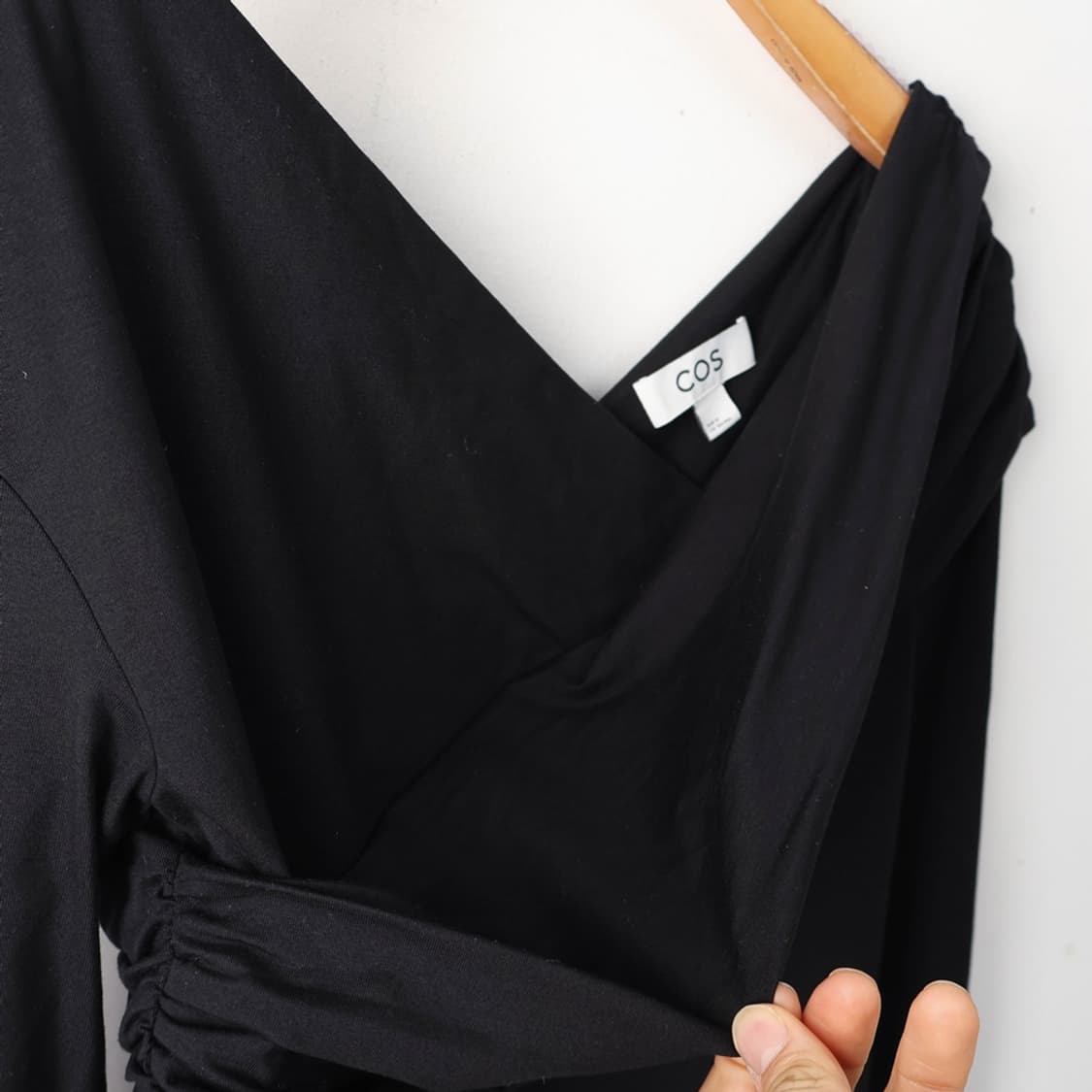 66/COS 코스 게더드 오프 더 숄더 탑 상품이미지7