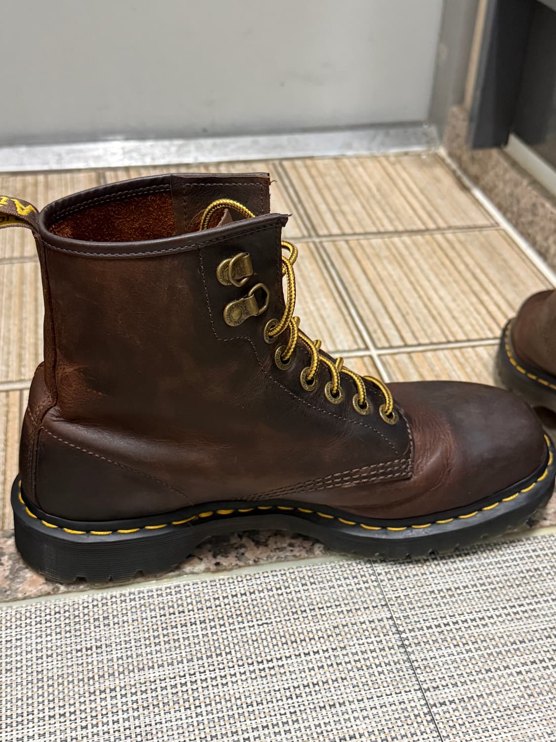 닥터마틴 디스이스네버뎃 1460 왁스드 풀 그레인 브라운 280 상품이미지3