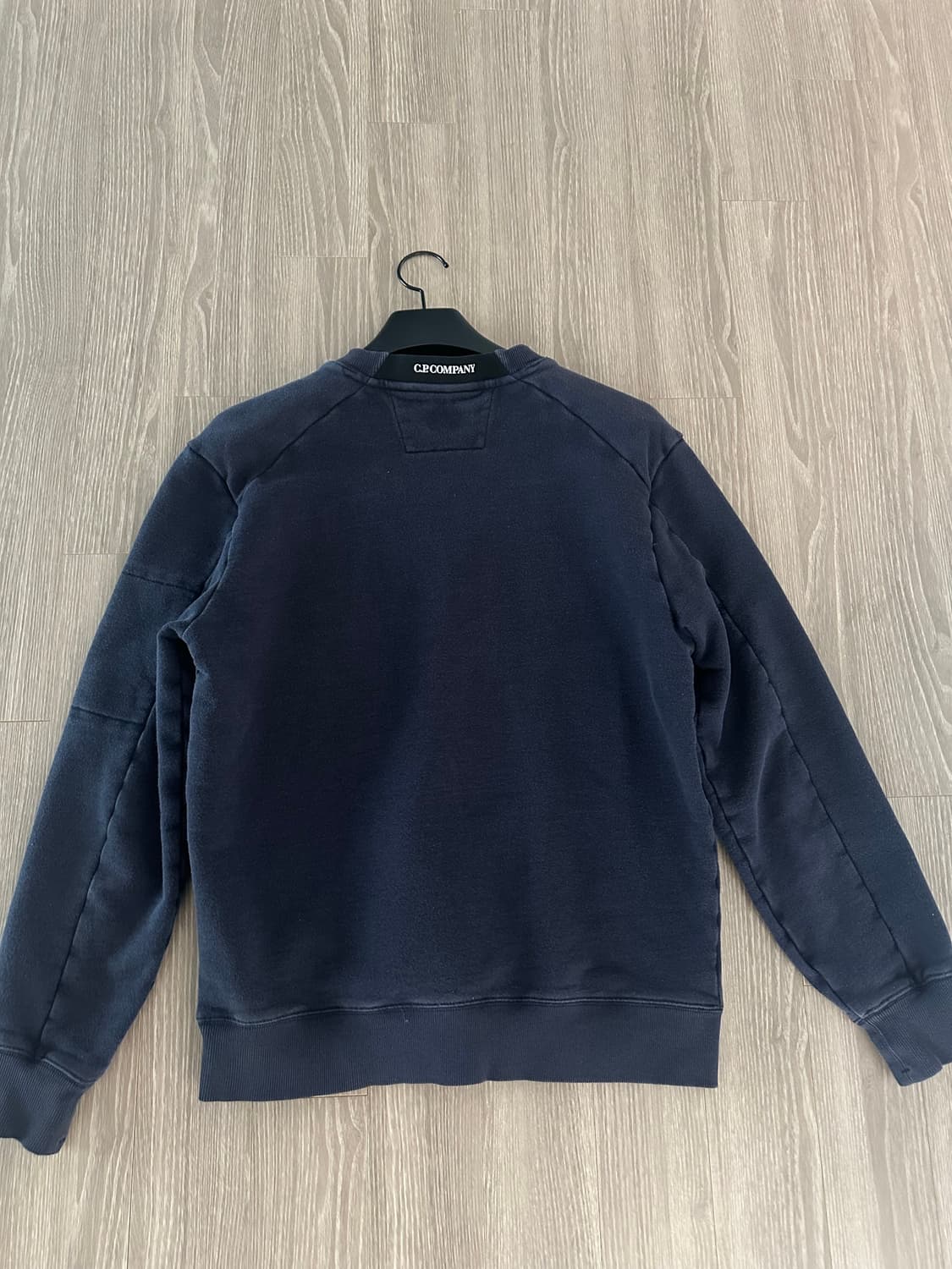 cp컴퍼니 맨투맨 네이비 L 팝니다 상품이미지3