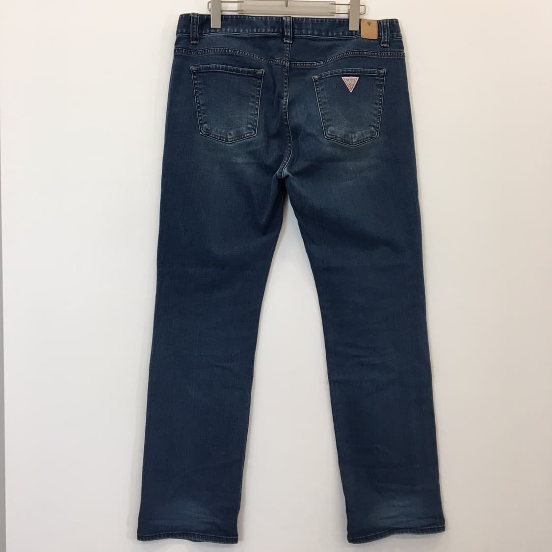 게스 화이트 패치로고 레귤러 데님진 34 인치  상품이미지3