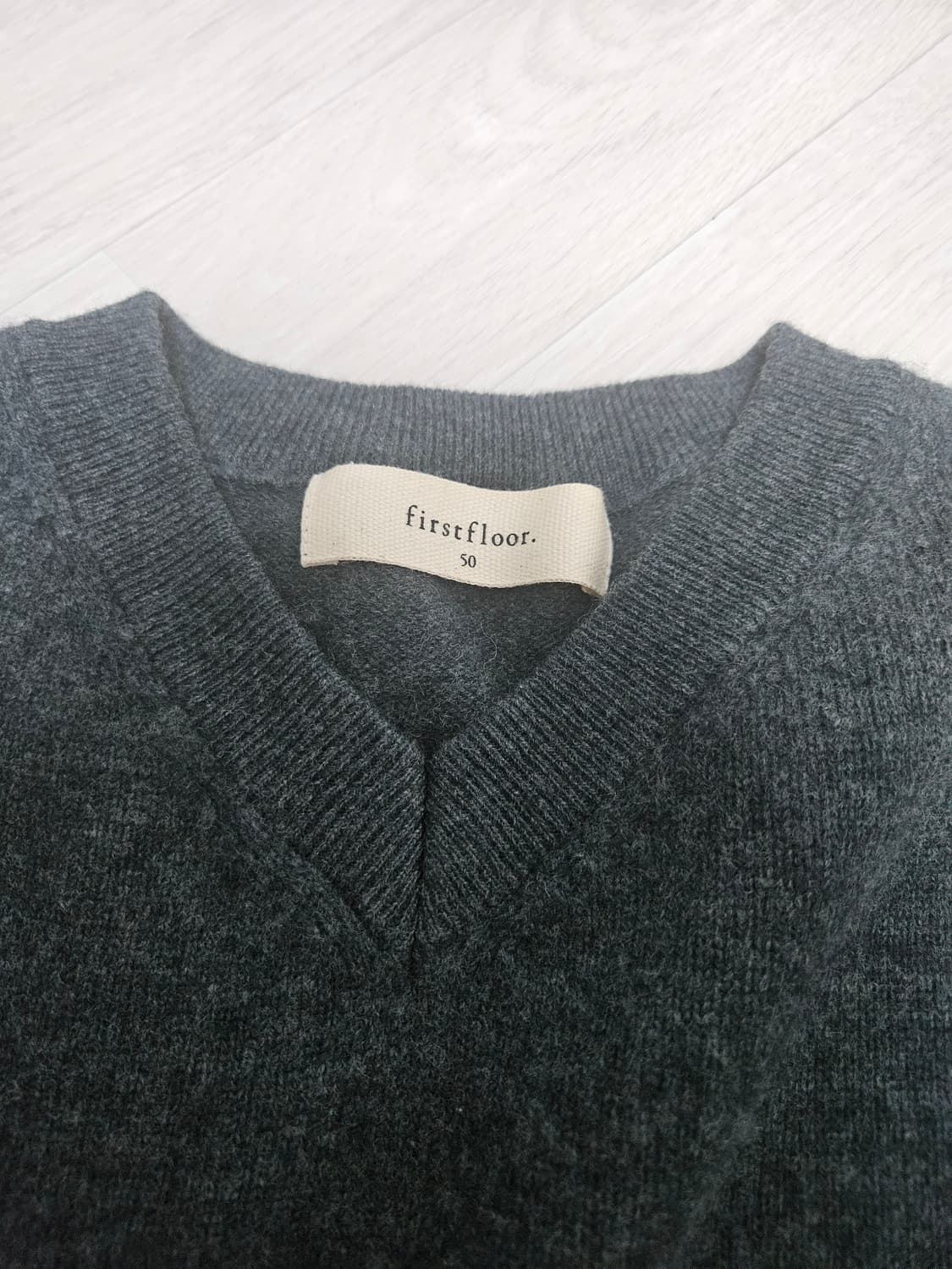 [50] 퍼스트플로어 캐시미어 브이넥 니트 에버그린 상품이미지2