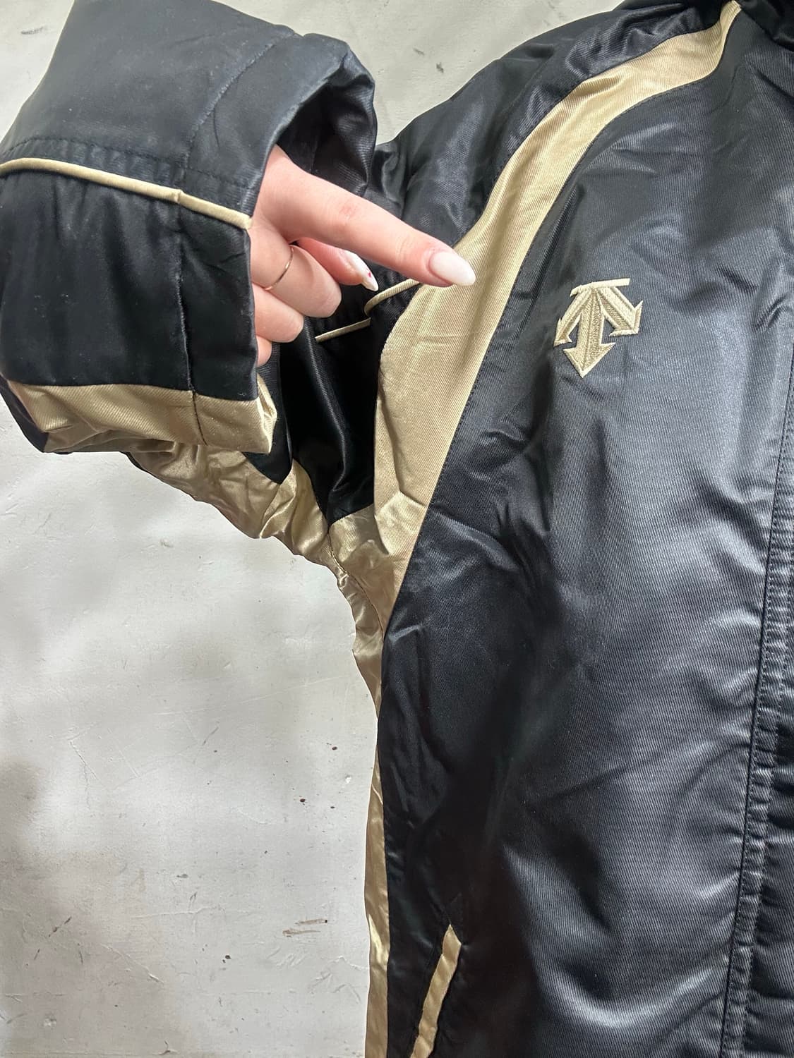 데상트 일본판 블랙 안감 기모 뽀글이 롱패딩 점퍼 돕바  상품이미지4