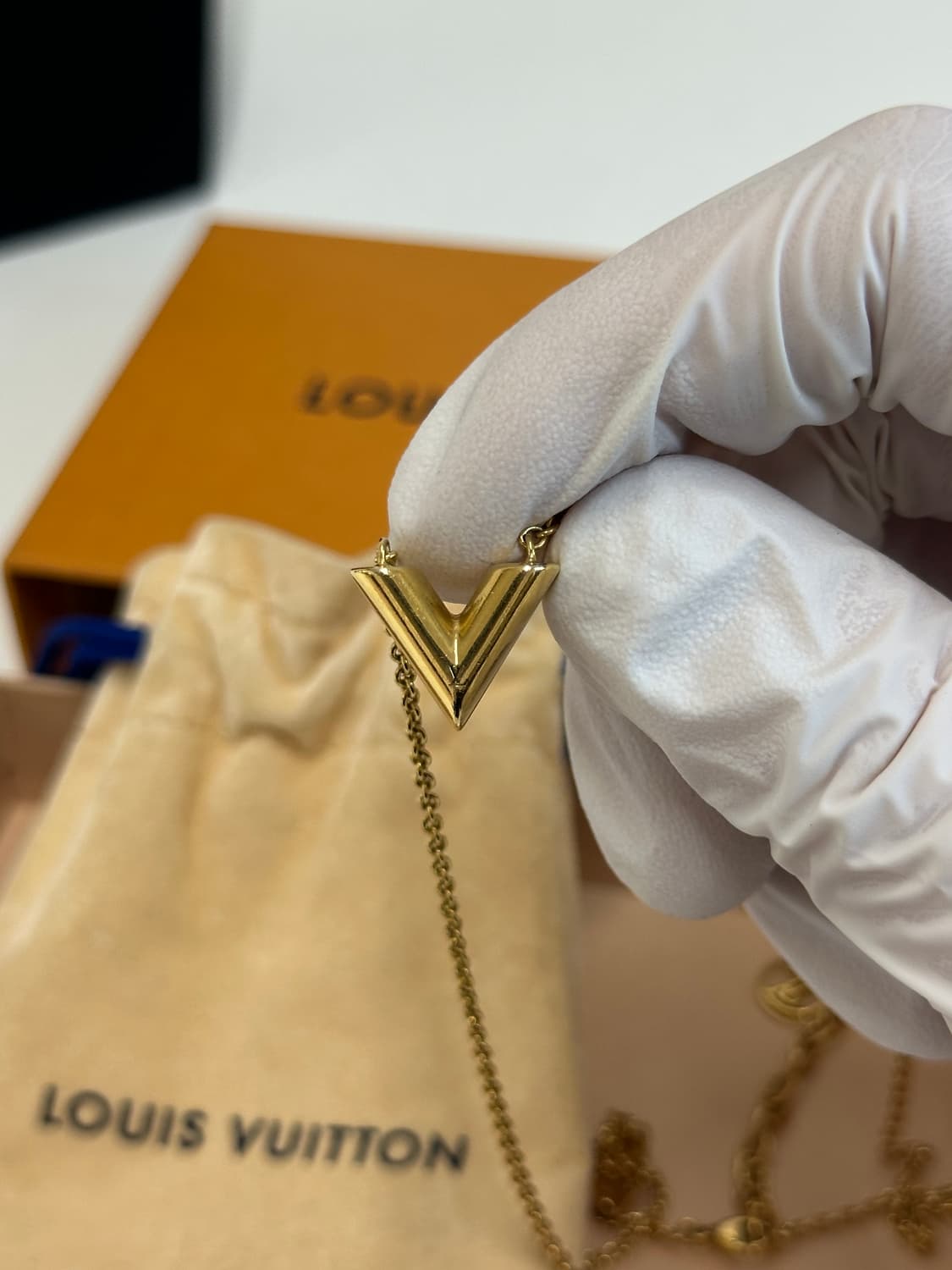 A+ / 루이비통 V 에센셜 네크리스 골드 상품이미지3