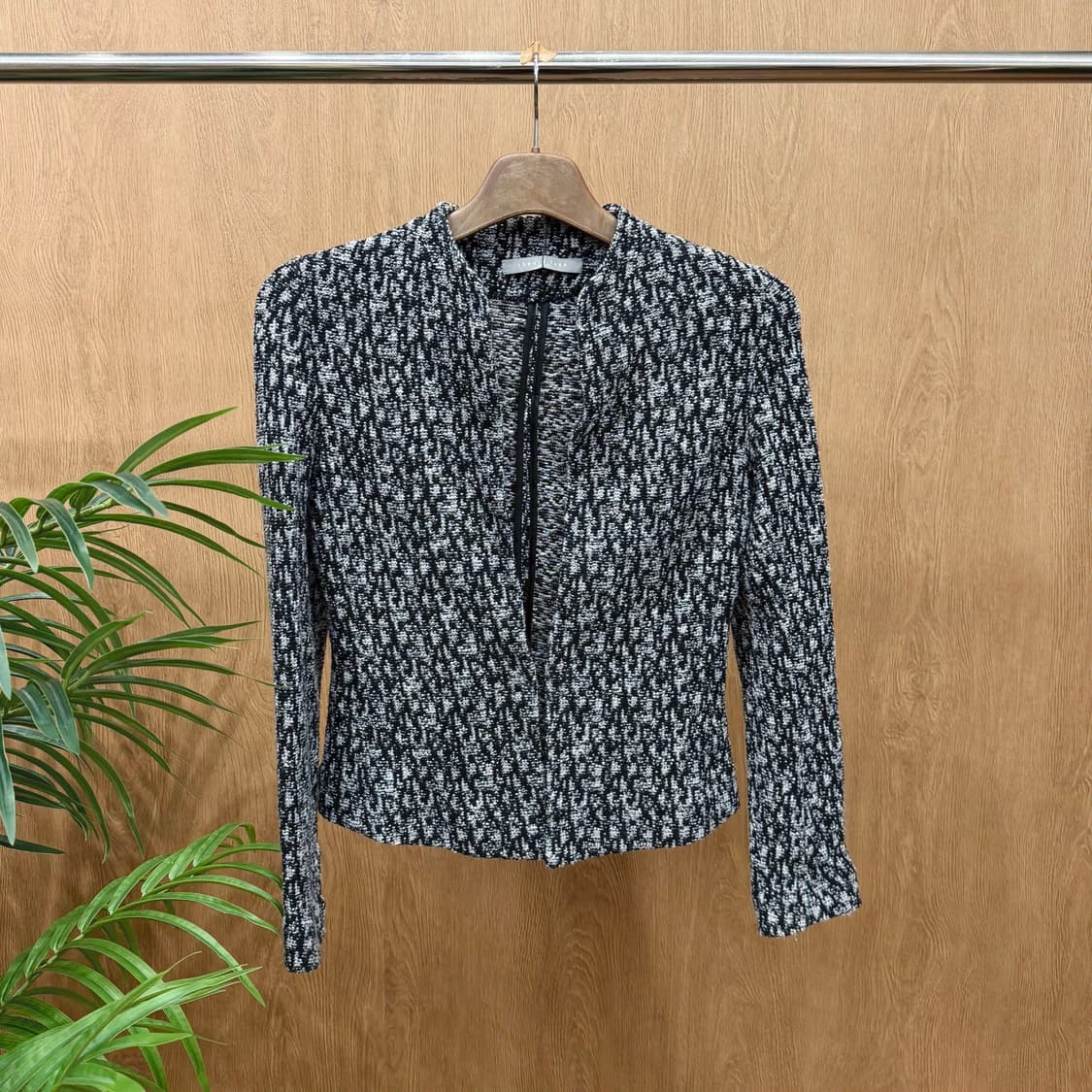 띠어리 럭스 슬림핏 노카라 자켓 트위드 텍스처 원단 디테일 블랙 화이트 상품이미지1