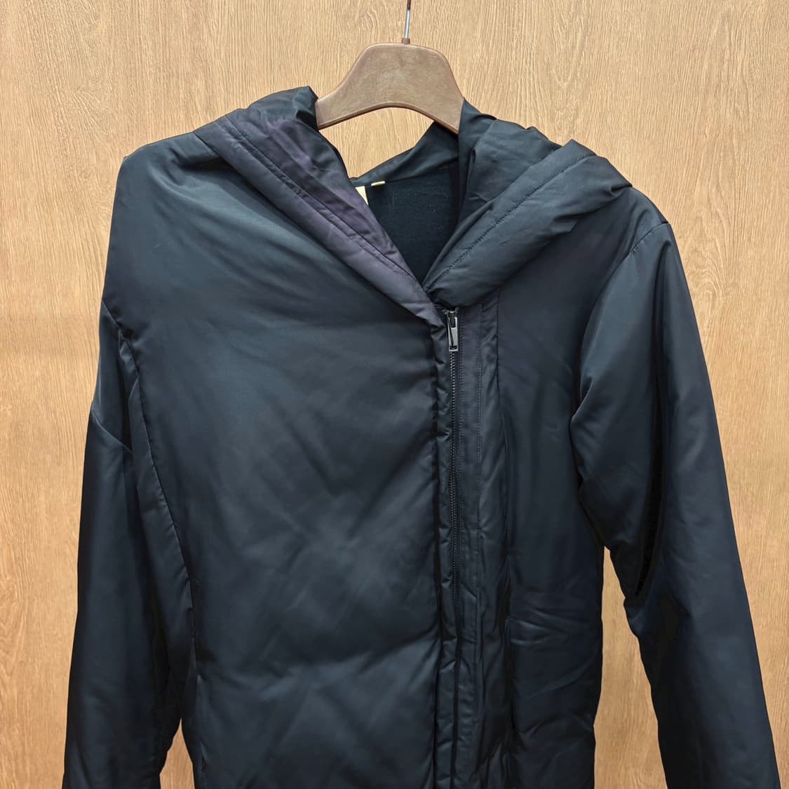 도나카란 뉴욕 다운 점퍼 언발란스 집업 밑단 스트링 디테일 레귤러핏 블랙 상품이미지4