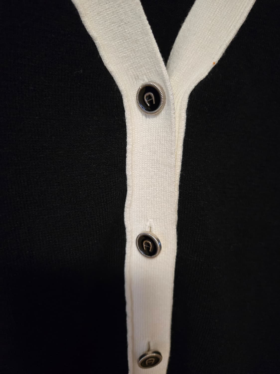 [90] AIGNER 아이그너 배색 가디건 2024 상품이미지5