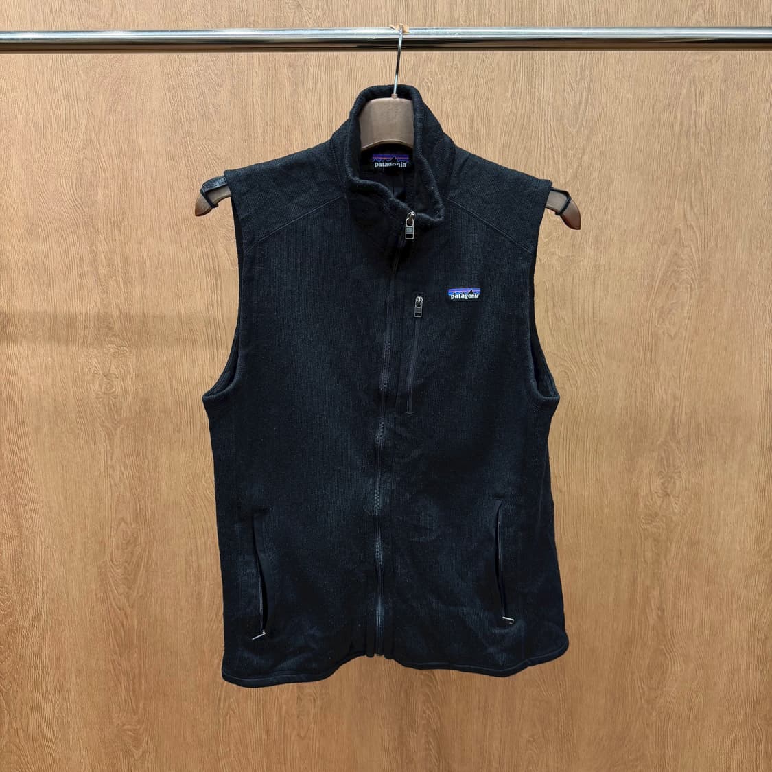 파타고니아 하이넥 플리스 베스트 집업 로고 패치 디테일 슬림핏 블랙 상품이미지2