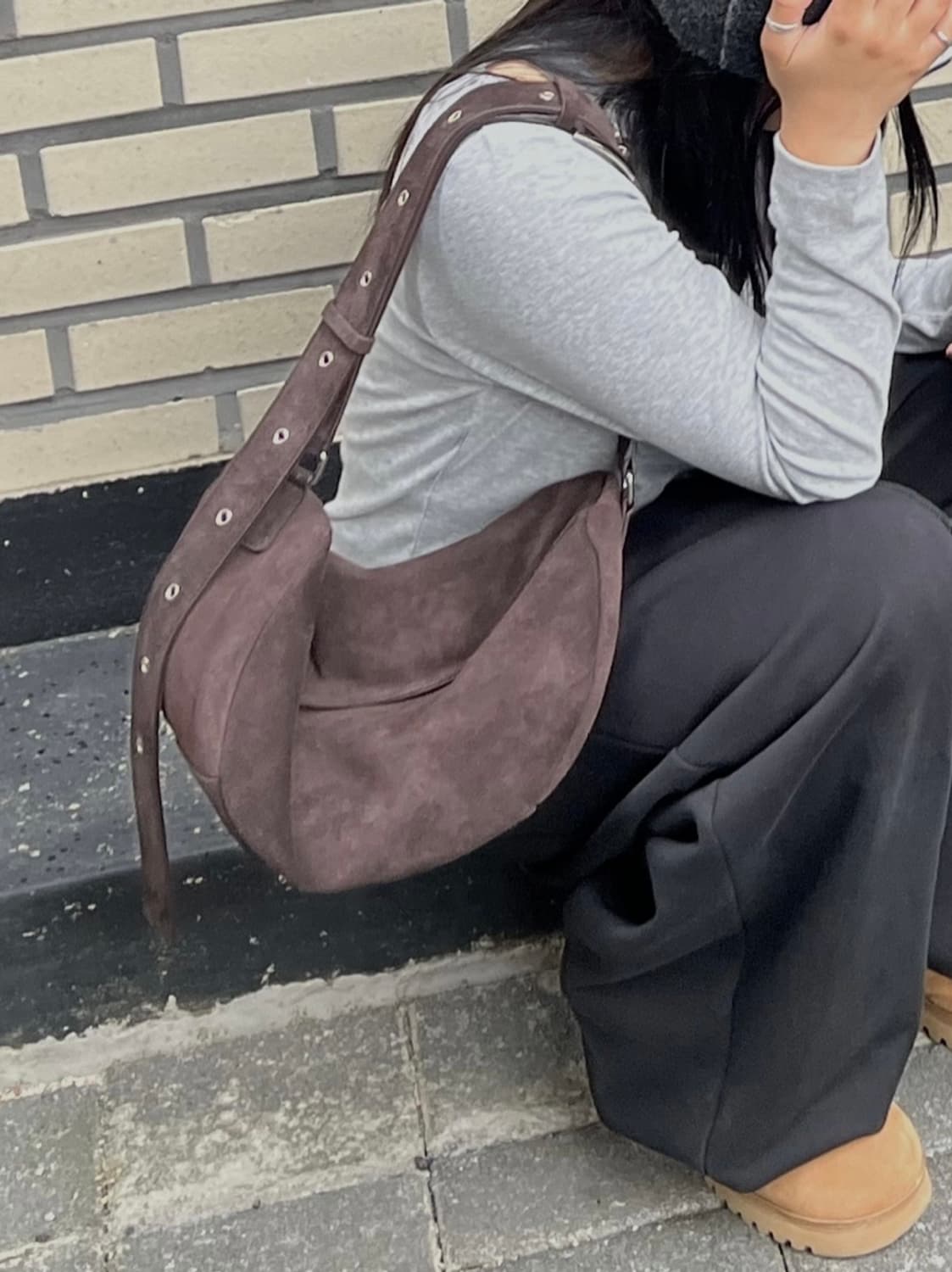 HALF ROUND BELT BAG IN SUEDE BROWN 상품이미지1