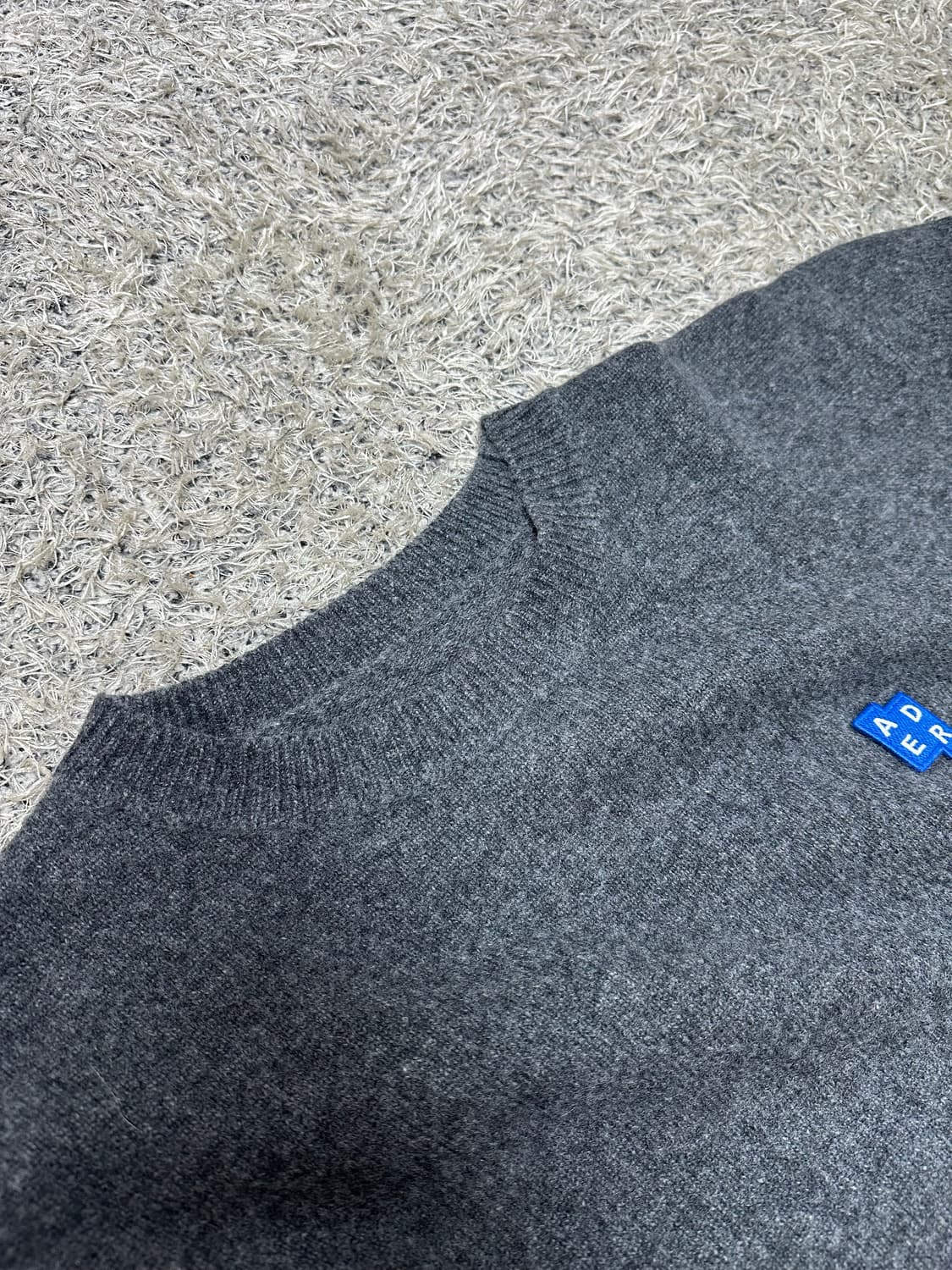 아더에러 시그니피컨트 TRS 태그 니트 차콜 상품이미지3