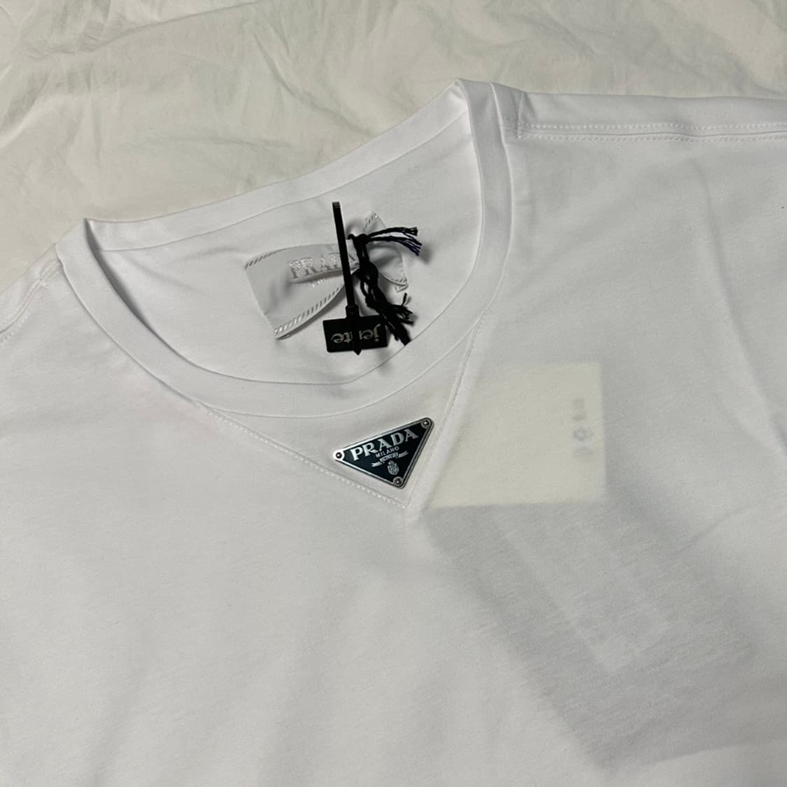 프라다 메탈로고 반팔 (택⭕️/정품⭕️) 상품이미지1