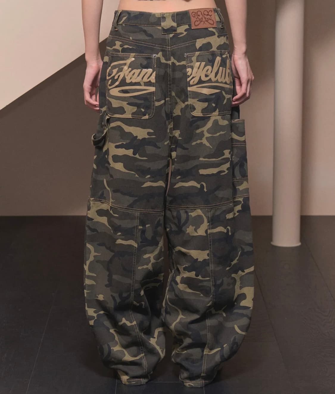 카펜더 레터링 데님 팬츠 (KHAKI CAMO)_F24ZD884 상품이미지1